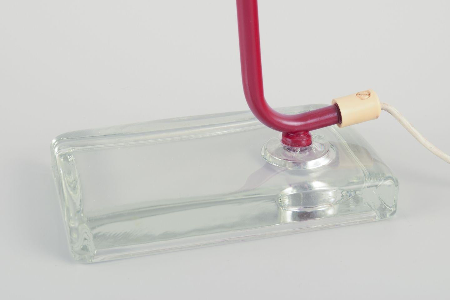Métal AJH, Suède. Lampe de table industrielle en métal laqué rouge sur base en verre. en vente