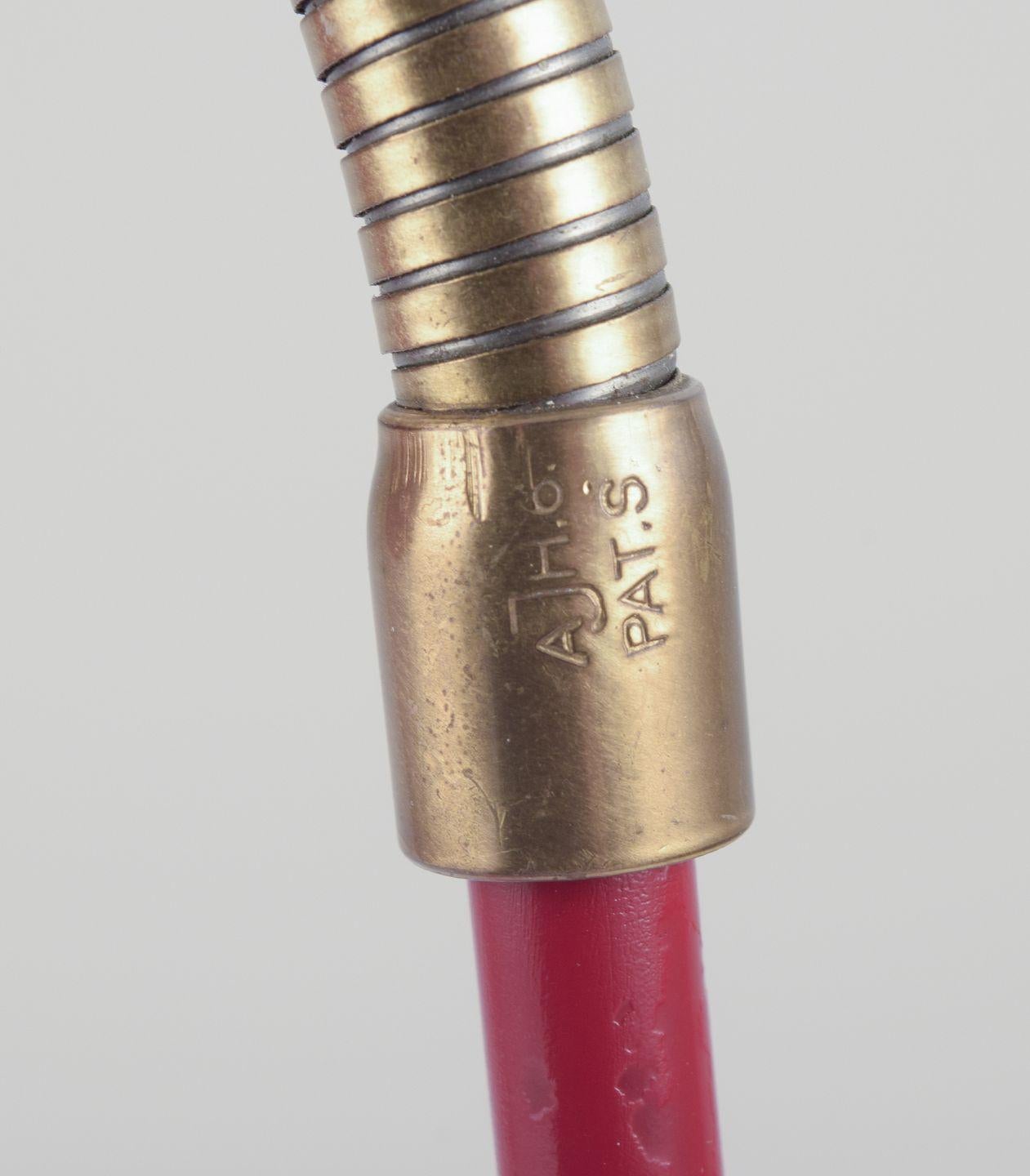 AJH, Suède. Lampe de table industrielle en métal laqué rouge sur base en verre. en vente 1