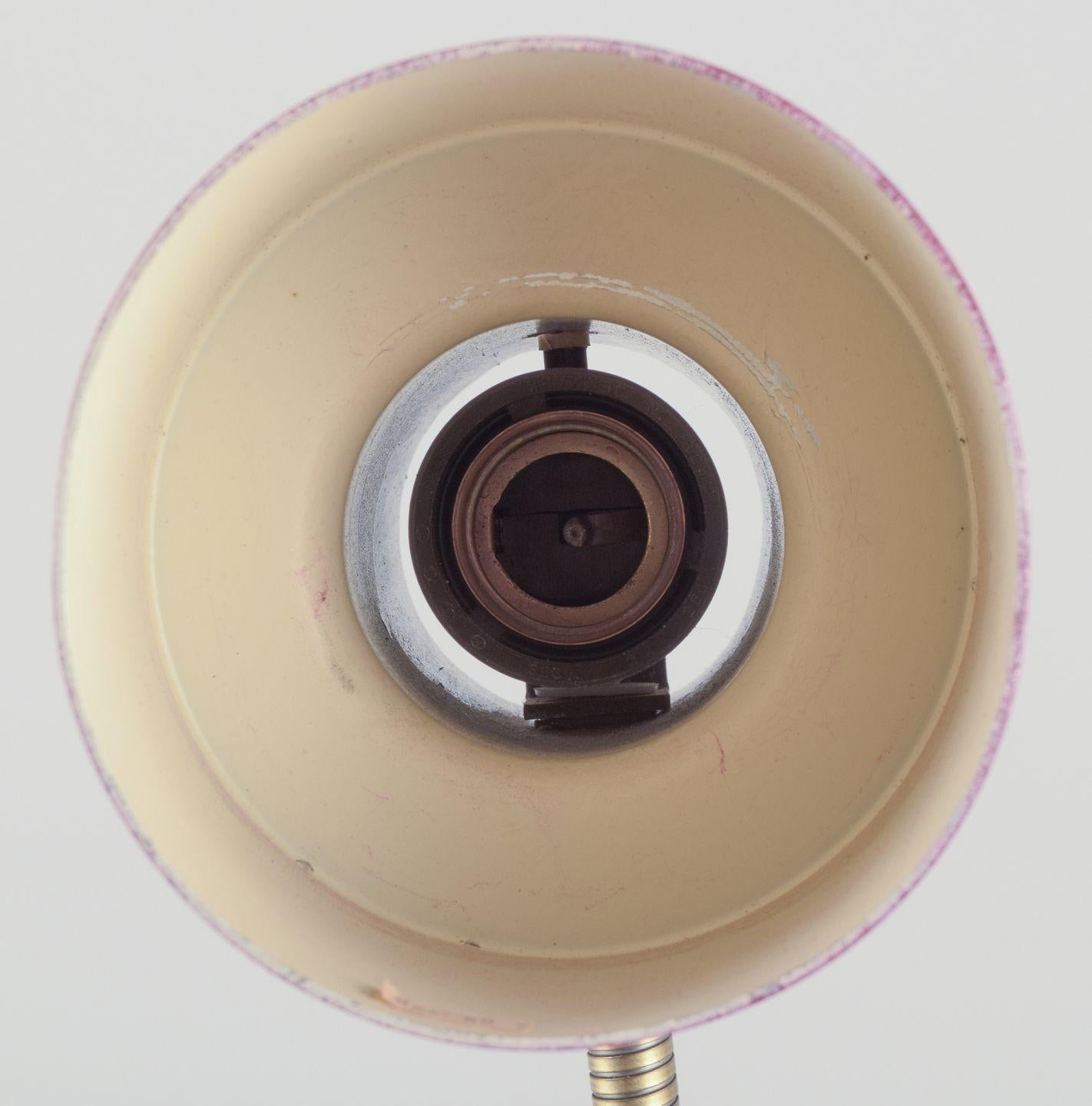 AJH, Suède. Lampe de table industrielle en métal laqué rouge sur base en verre. en vente 2