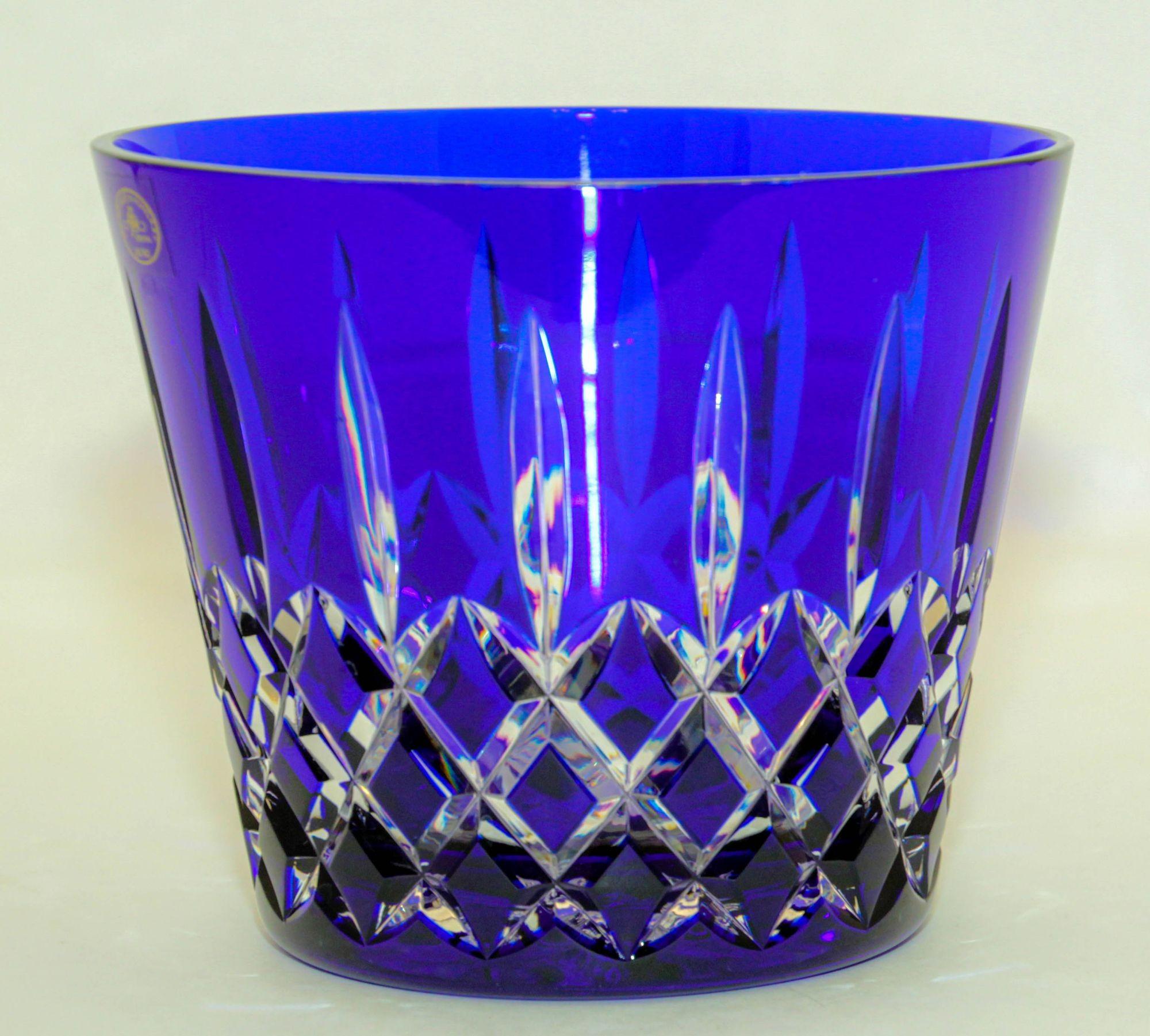Ajka Arabella Cristal Cobalto Tallado a Transparente Cubitera Soplada a Boca y Tallada a Mano.
Cubitera decorativa de cristal de Bohemia de color azul cobalto cortado a transparente.
Este precioso cuenco de cristal soplado y tallado para bar es de