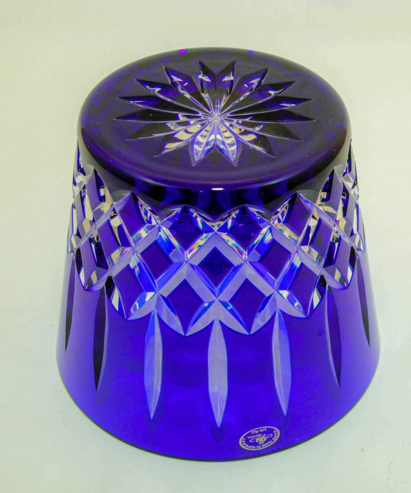 Cubitera de cristal azul cobalto Ajka Arabella Barware 1960 Hecho a mano en venta