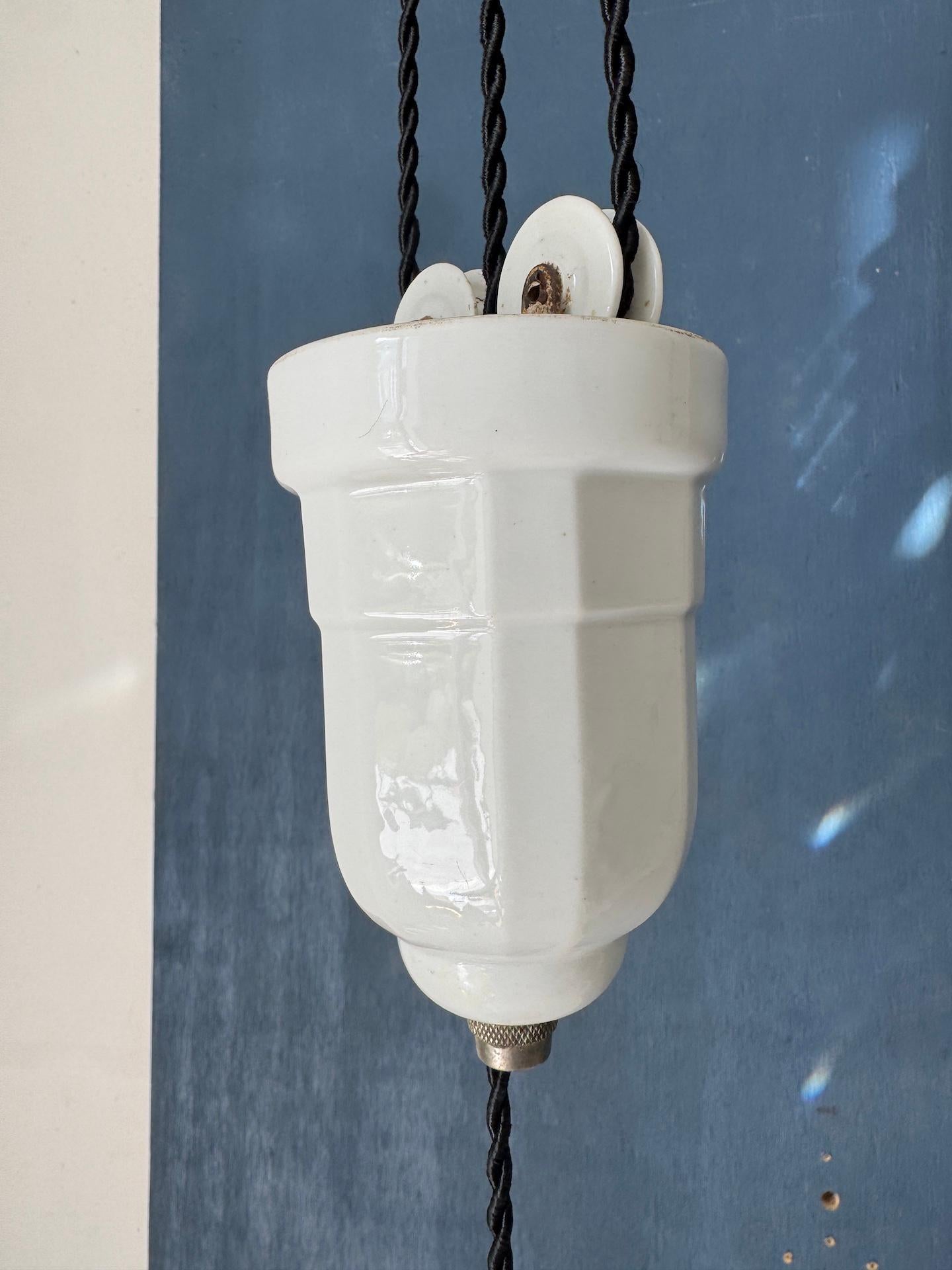 Plafoniera Art Deco francese regolabile in ceramica con paralume opalino.

Risalenti agli anni '20, queste luci presentano un bellissimo sistema di carrucole dal tipico design modernista art déco.
Anche la plafoniera originale presenta una forma