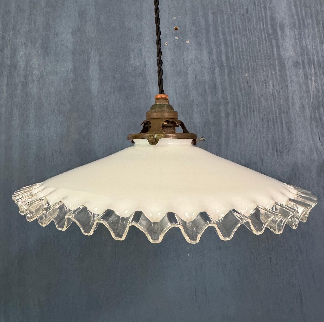 Plafoniera francese Art Deco regolabile in ceramica con paralume opalino in vendita 2
