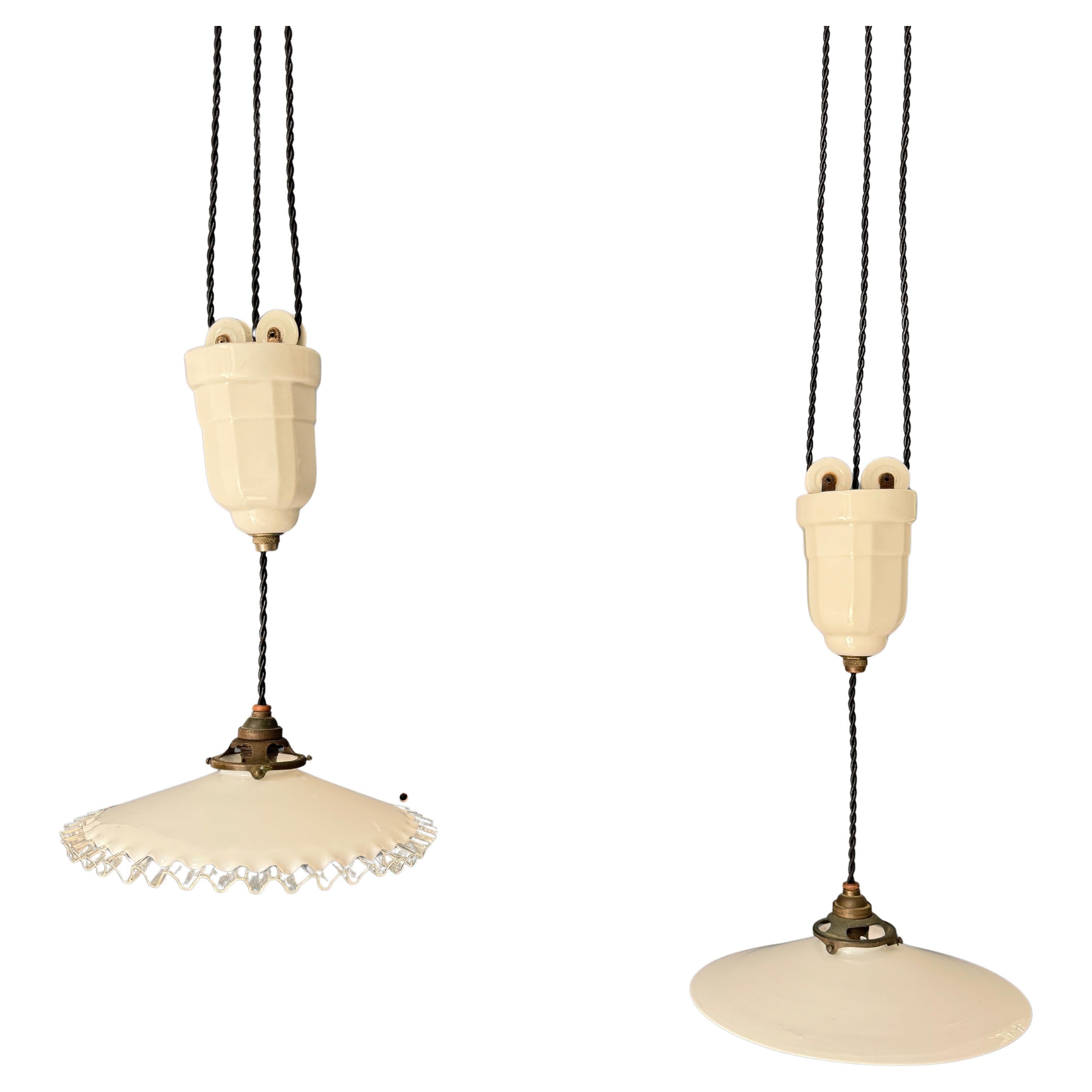 Plafoniera francese Art Deco regolabile in ceramica con paralume opalino in vendita