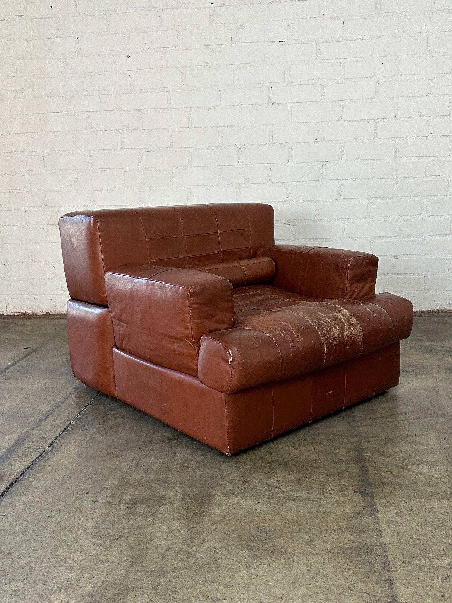 W34 D37 H26 SW20 SD25 SH14 AH19

Vintage Percival Lafer lounge chairs and ottoman in patchwork leather. Lounge chair is structurally sound and would benefit from new leather. Leather is usable as is but is heavily patinated with heavy creasing in