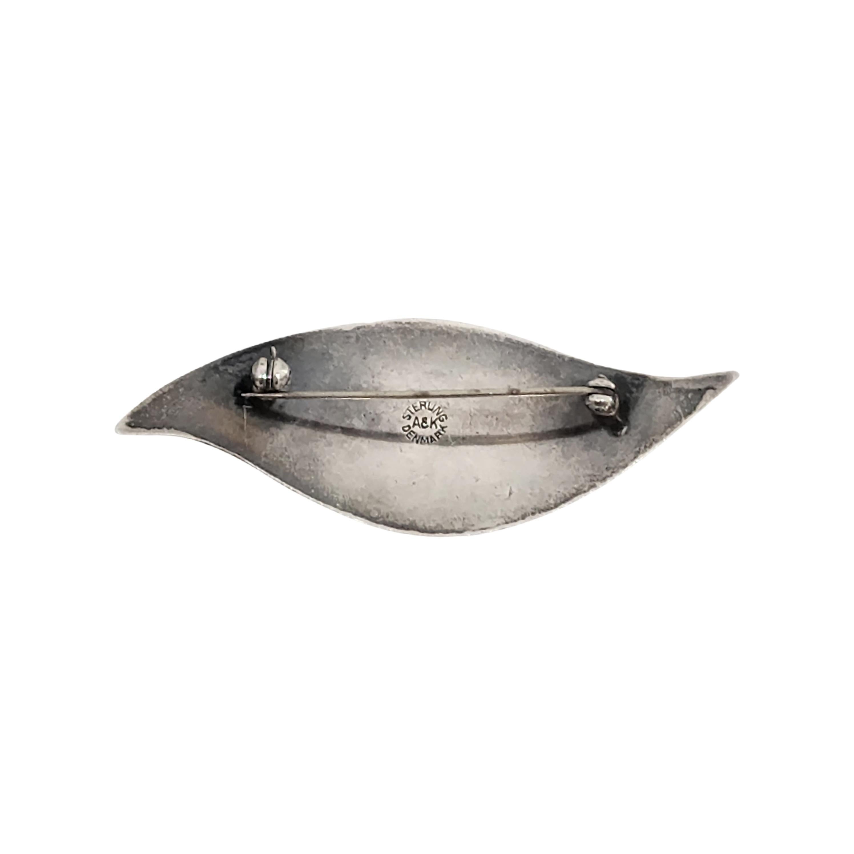 Vintage sterling silver leaf pin/brooch by Aarre & Krogh of Randers, Denmark, 1949-1990.

Beautiful leaf design with a highly polished finish.

Measures 2 3/4