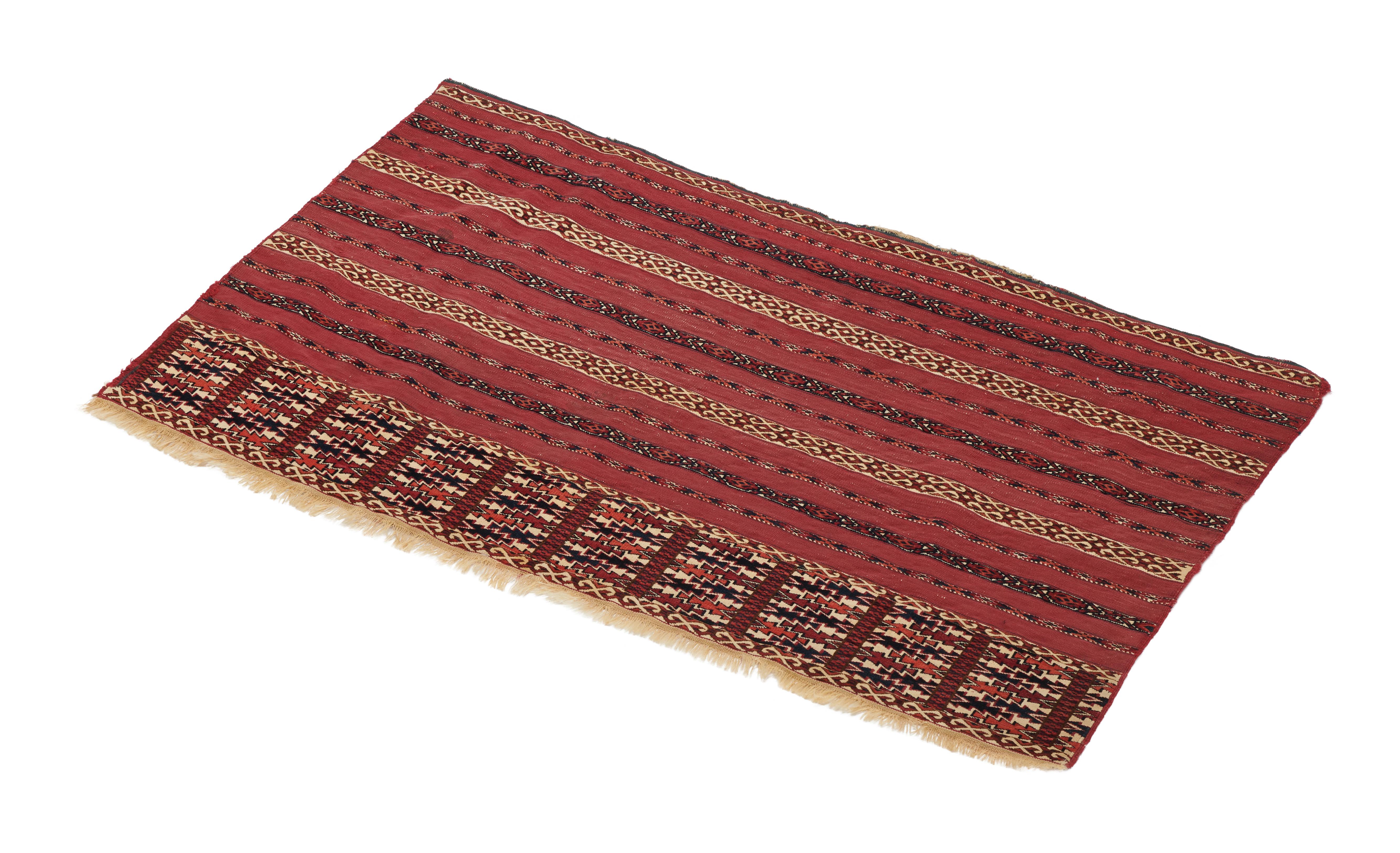 Die rechteckigen Teppiche wie dieser wurden von allen turkmenischen Stämmen hergestellt. Sie waren der wichtigste Bodenbelag in turkmenischen Zelten und wurden mit dem Hauptgul, dem wichtigsten Symbol des jeweiligen Stammes, verziert. Die