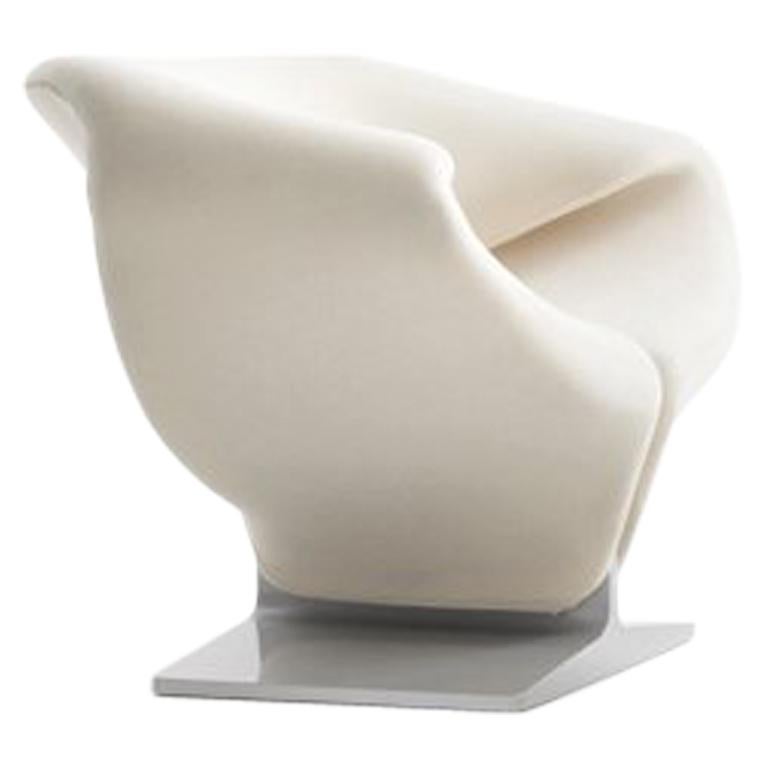Upholstered in GENTLE CATEGORY: GG
Chair & ottoman.


A completely upholstered design by Pierre Paulin from 1966 and a professional, innovative vision on the well-known ribbon form. Metal frame with horizontal springs, covered with foam and stretch