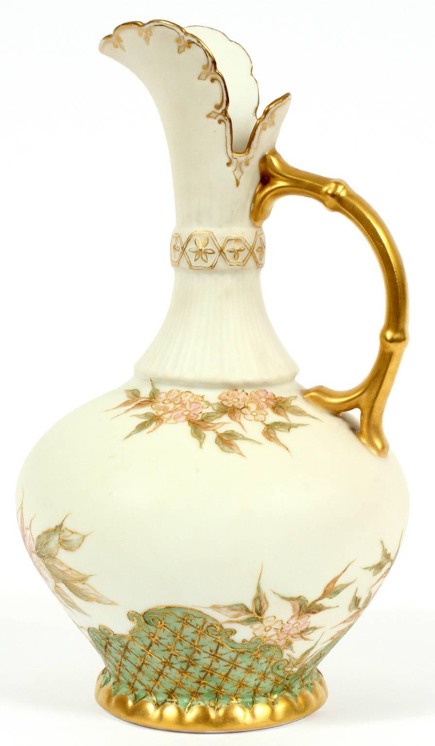 AK France Aiguière en porcelaine:: H 8 1/2''. Aiguière en porcelaine de Limoges:: avec une poignée:: un bord et une base en or peint:: avec un corps inférieur peint avec des fleurs roses.