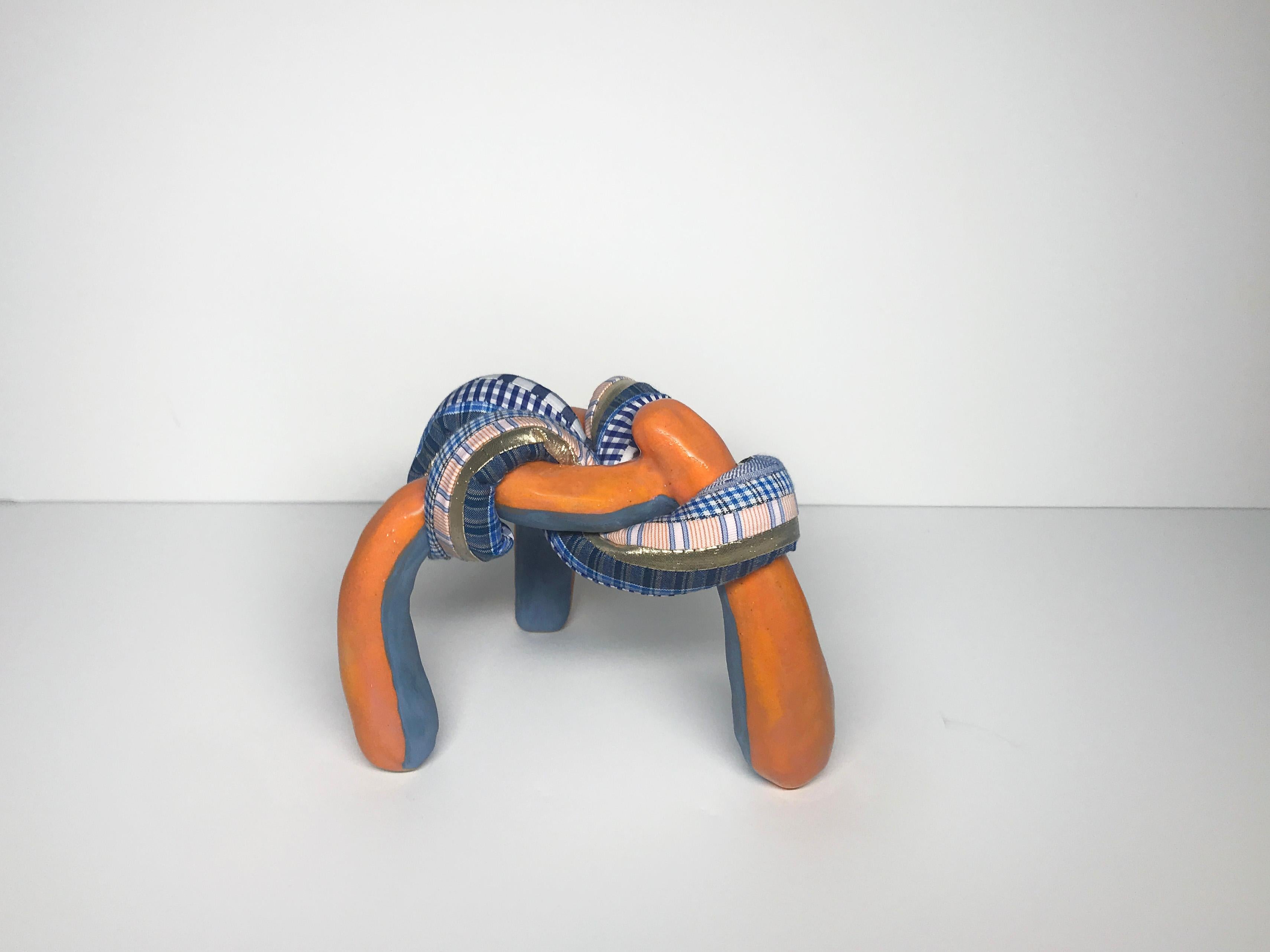 Keramik- und Faser-Skulptur „Louise“ aus Keramik – Sculpture von Ak Jansen