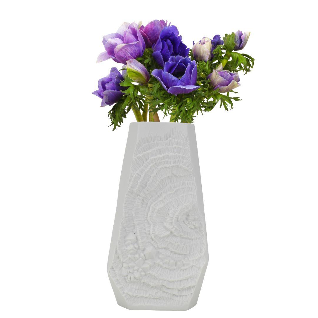 Ce vase en porcelaine bisque Ak Art datant des années 1960 est une œuvre d'art qui incarne l'esthétique du mouvement Op Art, caractérisé par des illusions d'optique, des motifs géométriques et l'exploration de la perception visuelle.

Le vase créé