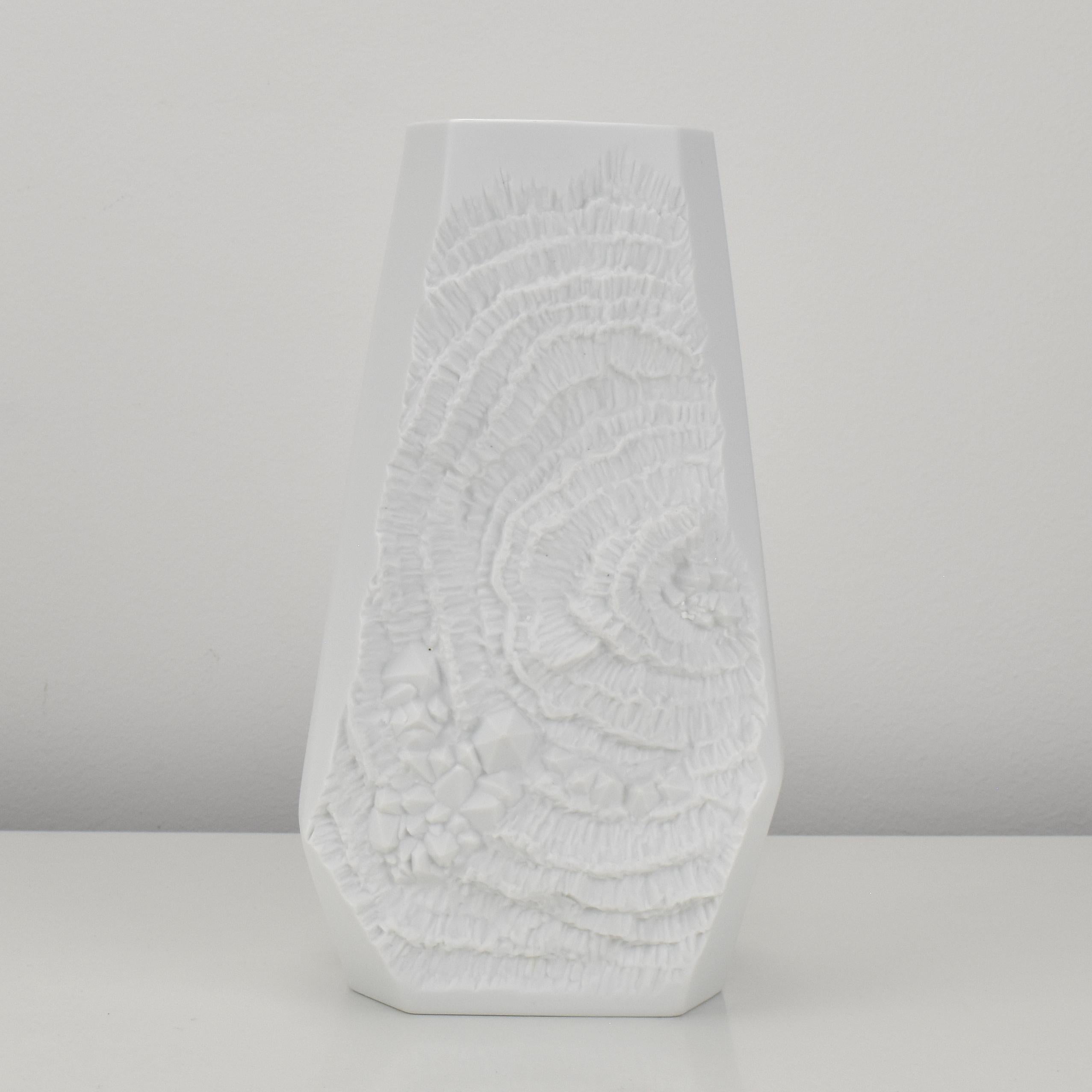 AK Kaiser Op Art Weiße Porzellanvase aus Biskuitporzellan mit abstraktem Oberflächenmuster (Moderne der Mitte des Jahrhunderts) im Angebot