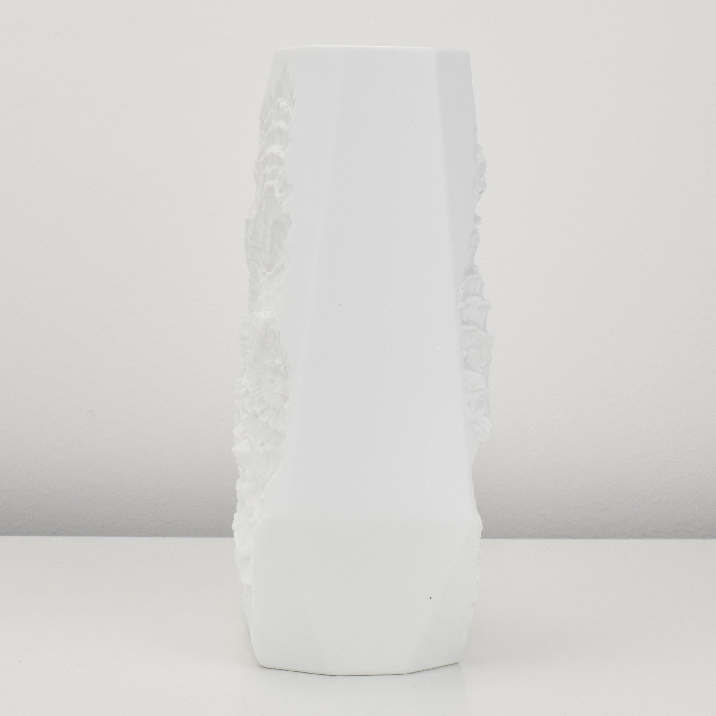 Mid-Century Modern AK Kaiser Op Art vase en porcelaine biscuit blanc motif de surface abstrait de fleurs en vente