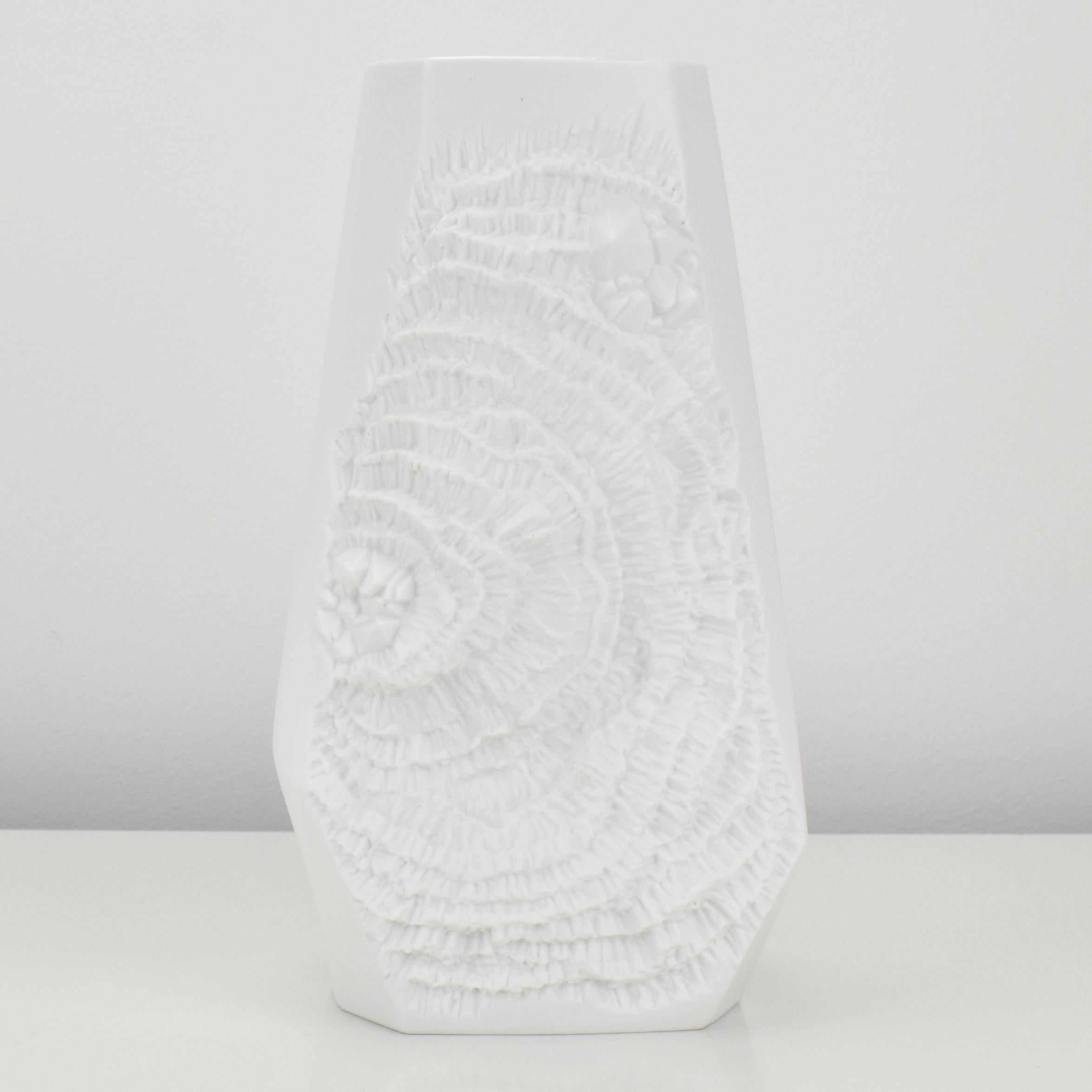 Allemand AK Kaiser Op Art vase en porcelaine biscuit blanc motif de surface abstrait de fleurs en vente