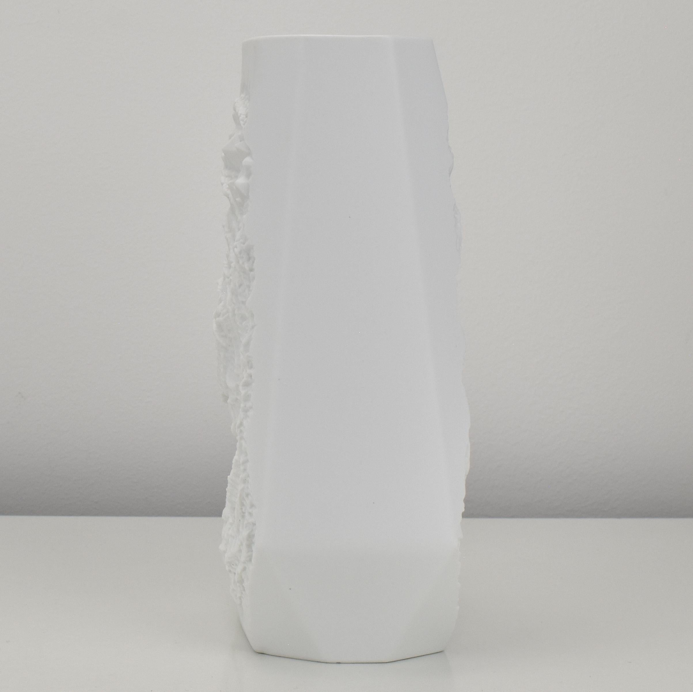 AK Kaiser Op Art Weiße Porzellanvase aus Biskuitporzellan mit abstraktem Oberflächenmuster (20. Jahrhundert) im Angebot
