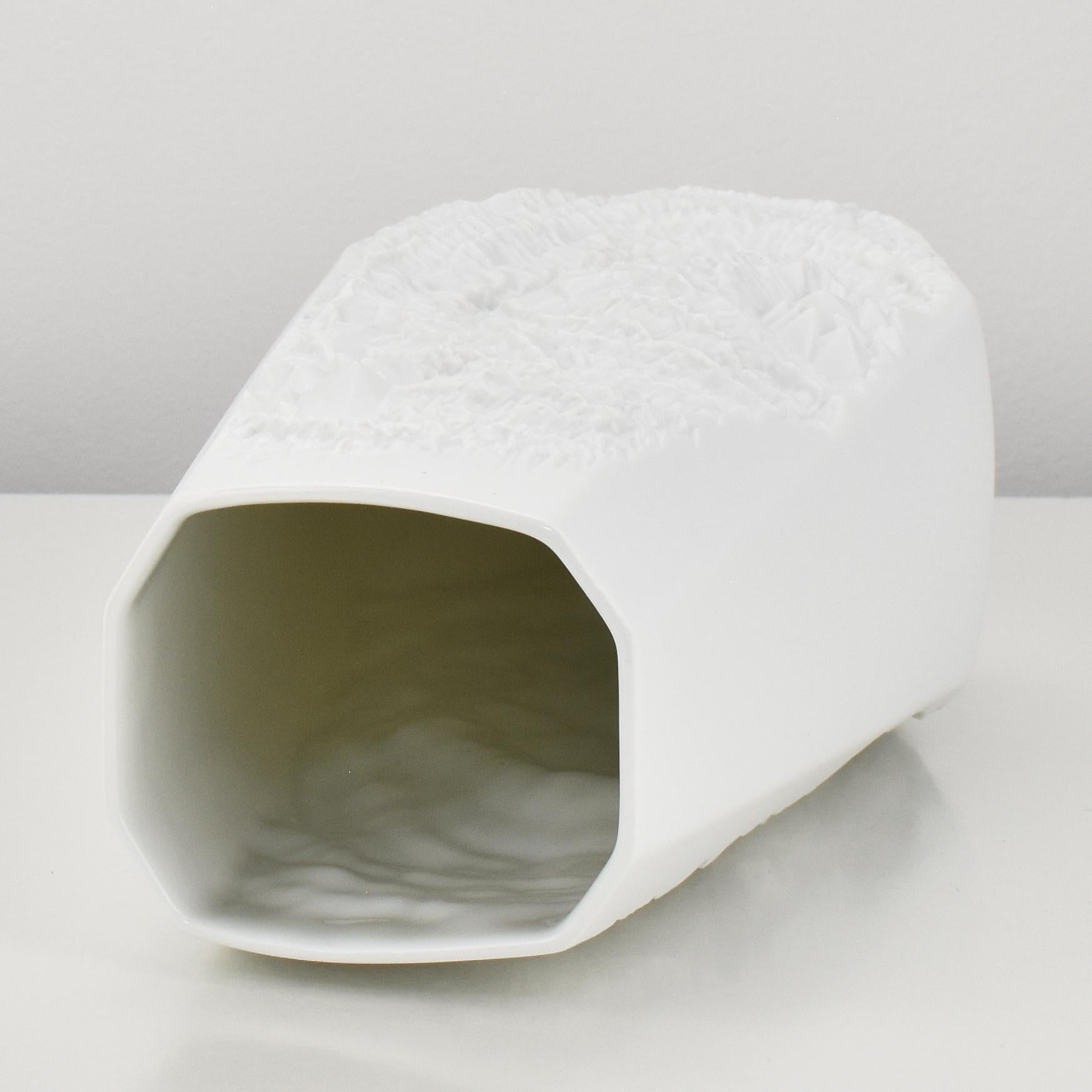 AK Kaiser Op Art Weiße Porzellanvase aus Biskuitporzellan mit abstraktem Oberflächenmuster im Angebot 1