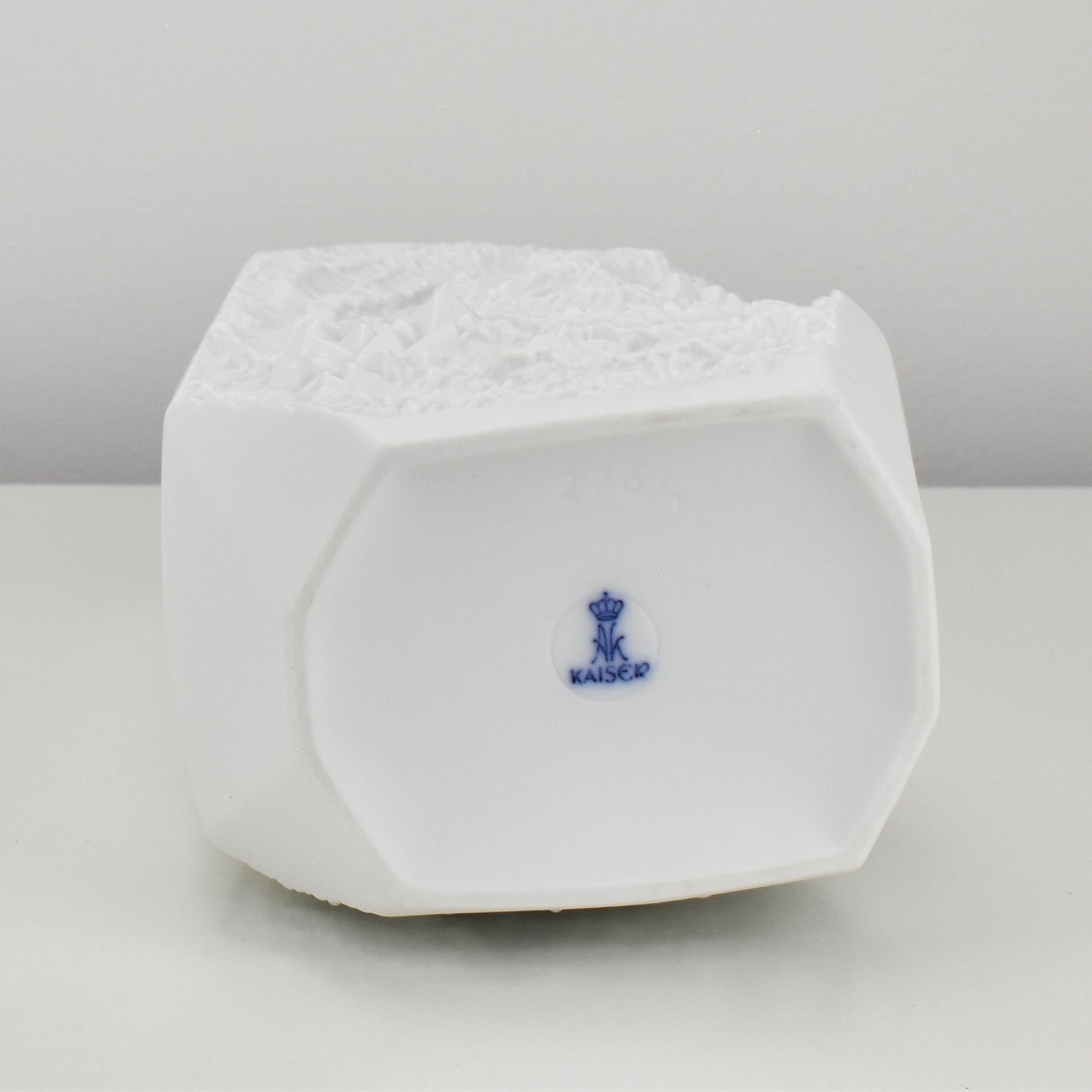 Porcelaine AK Kaiser Op Art vase en porcelaine biscuit blanc motif de surface abstrait de fleurs en vente