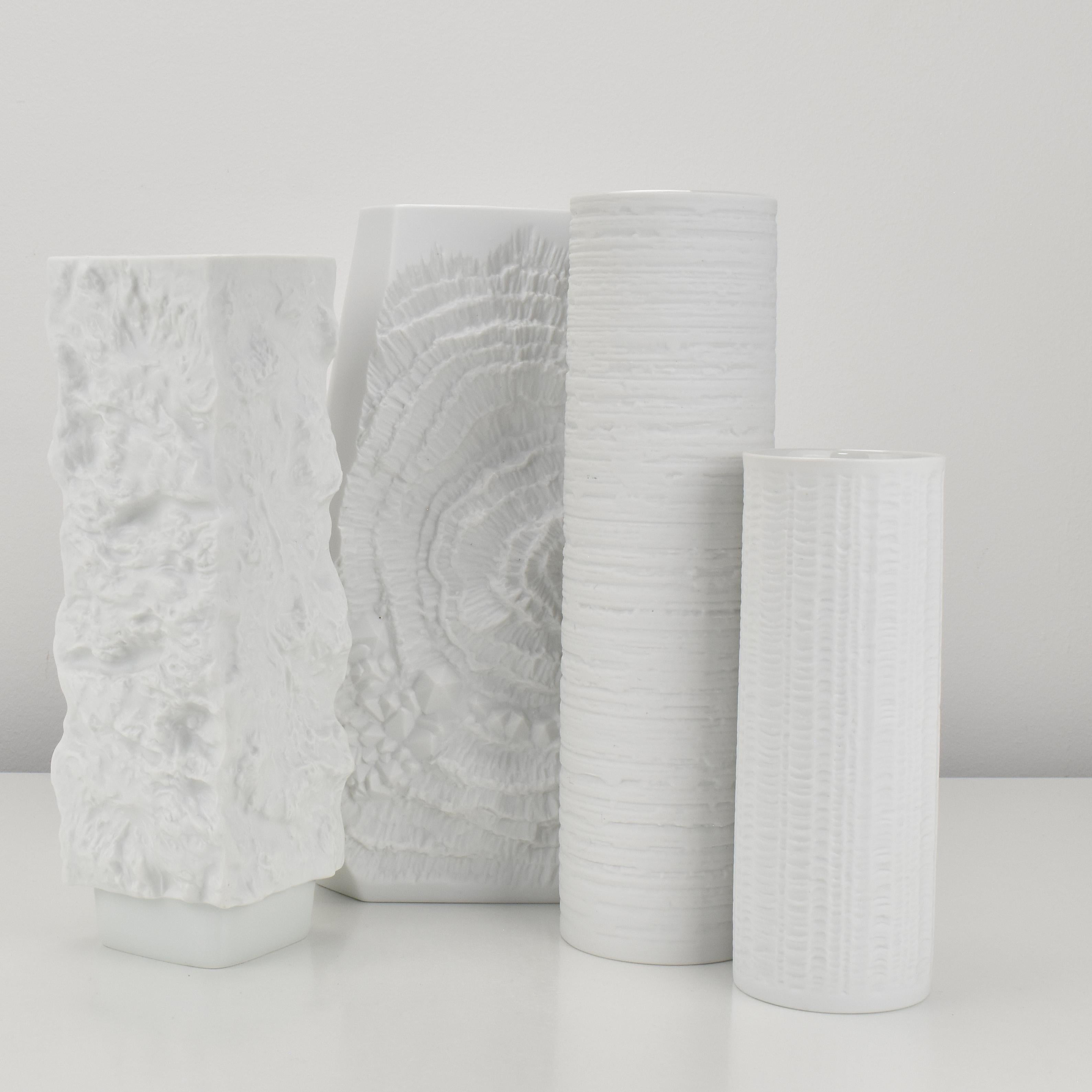AK Kaiser Op Art vase en porcelaine biscuit blanc motif de surface abstrait de fleurs en vente 1