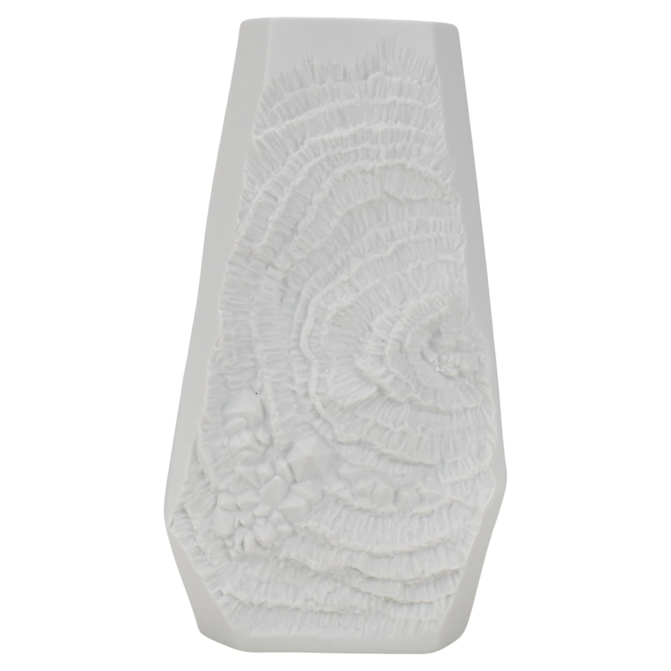 AK Kaiser Op Art vase en porcelaine biscuit blanc motif de surface abstrait de fleurs en vente