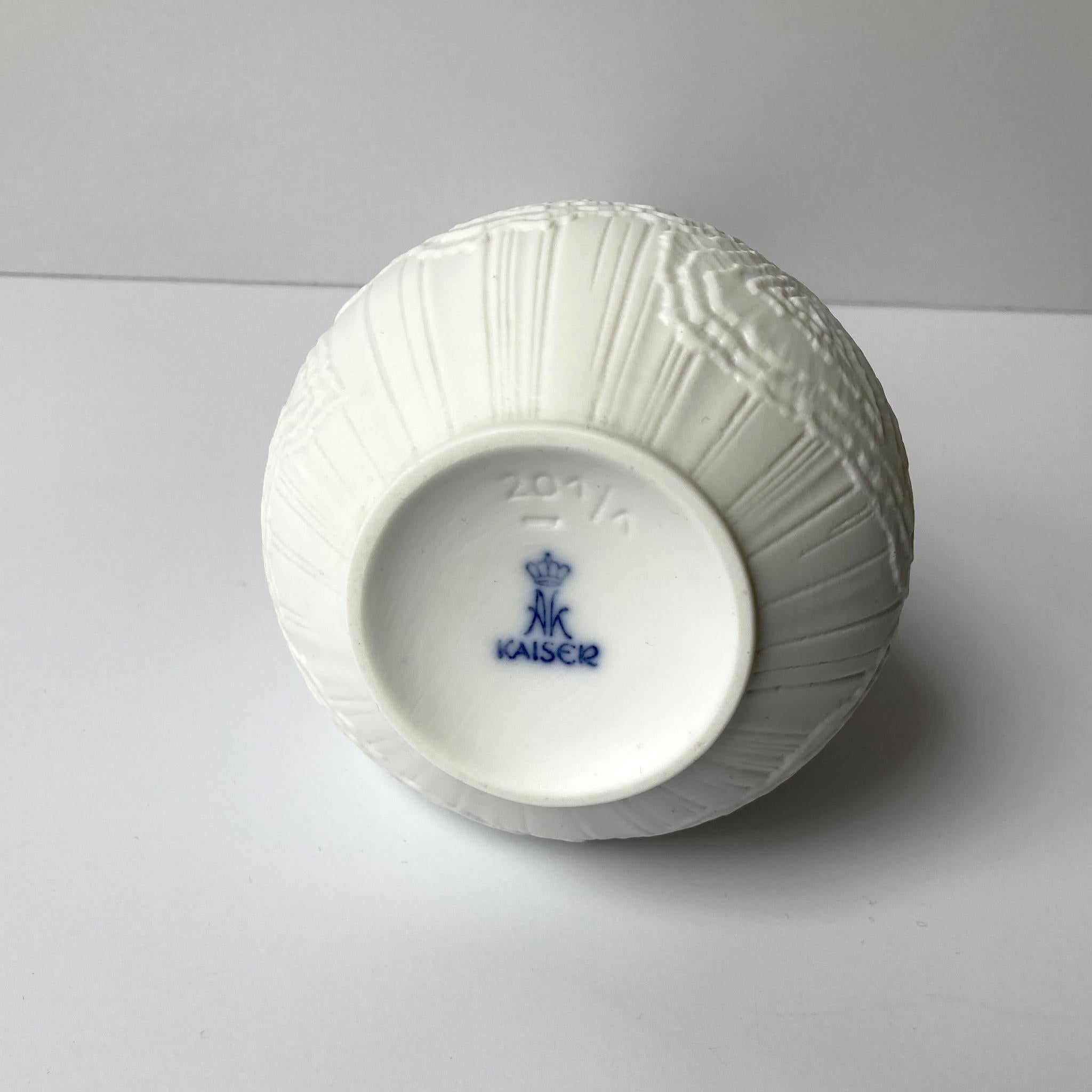 Céramique AK Kaiser vase biscuit blanc texturé, années 1970 en vente