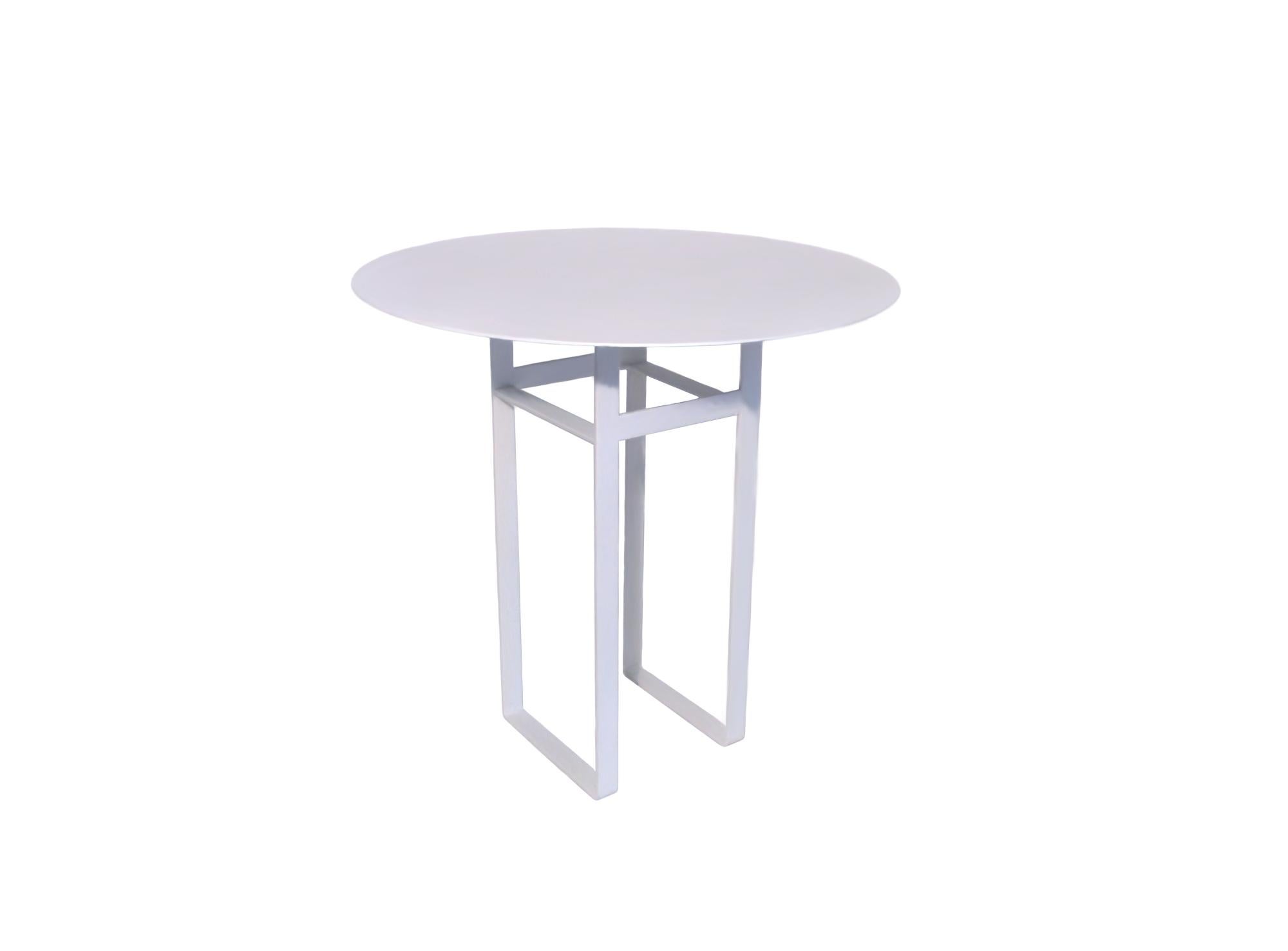 La collection de tables d'appoint Aka est basée sur les lignes simples et fonctionnelles des pays nordiques, combinées au style ludique de Leo Di Caprio. Il a été lancé lors de la semaine du design de Milan de 2018.
Les formes géométriques