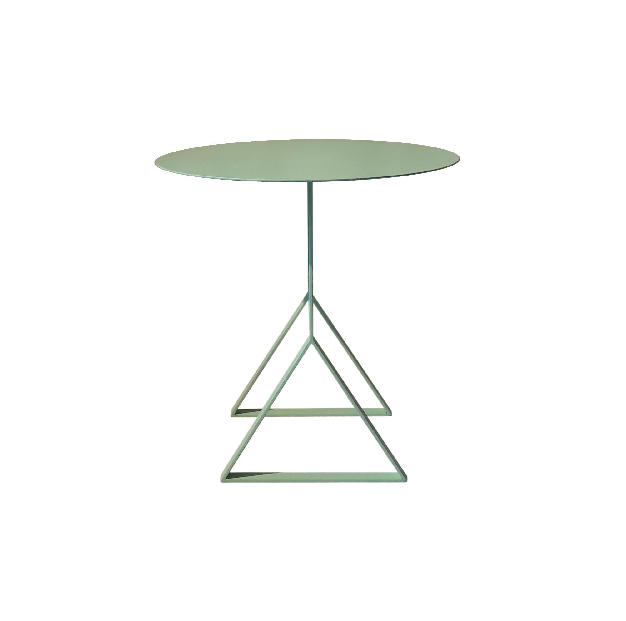 A design inspired in the simple and functional Nordic lines, combined with Leo Di Caprio's ludic style, is the concept of the Aka collection.
Geometric forms compose the different bases seen by one side, which turns in an 