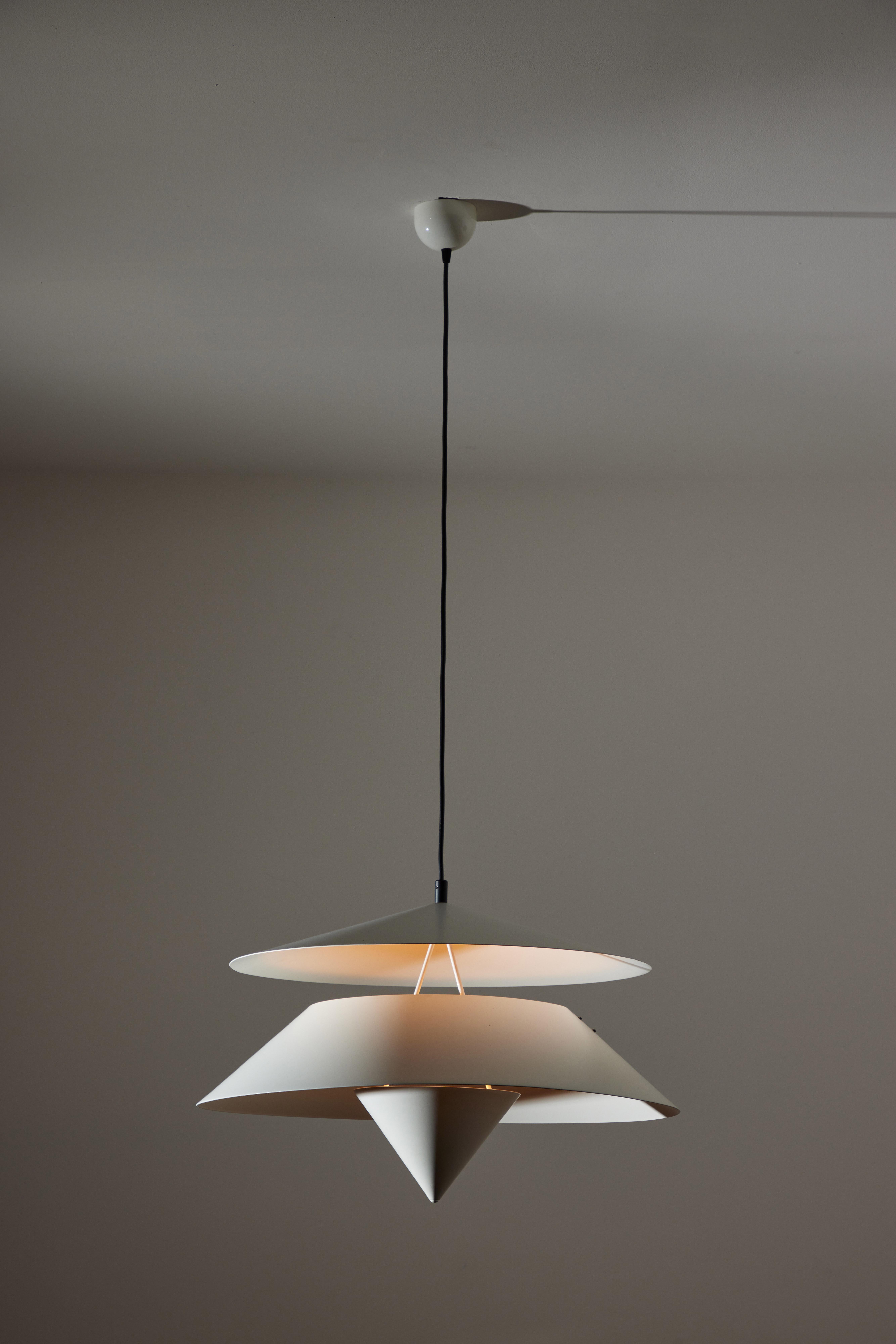 Akaari pendant by Vico Magistretti designed in Italy for Oluce, 1985. Painted aluminum and metal. Provides uplight and downlight. Original canopy. Wired for US junction boxes. Takes two E27 75w maximum bulbs. Please note this light is headstock