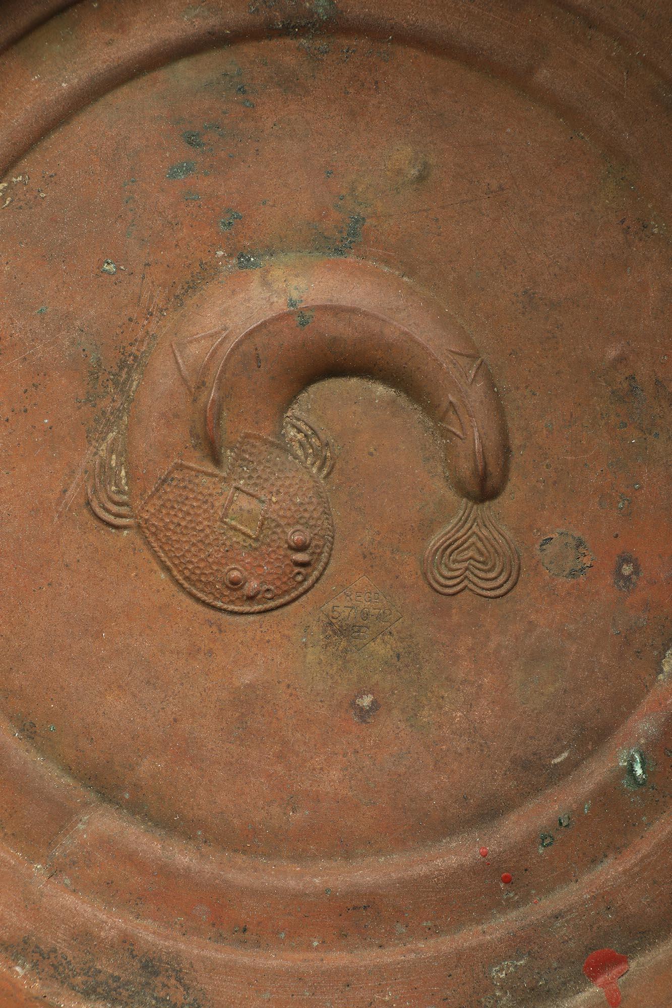 Ghanese Piatto cerimoniale Akan in ottone e bronzo con pesce fango e simboli Adinkra Ghana Africa in vendita