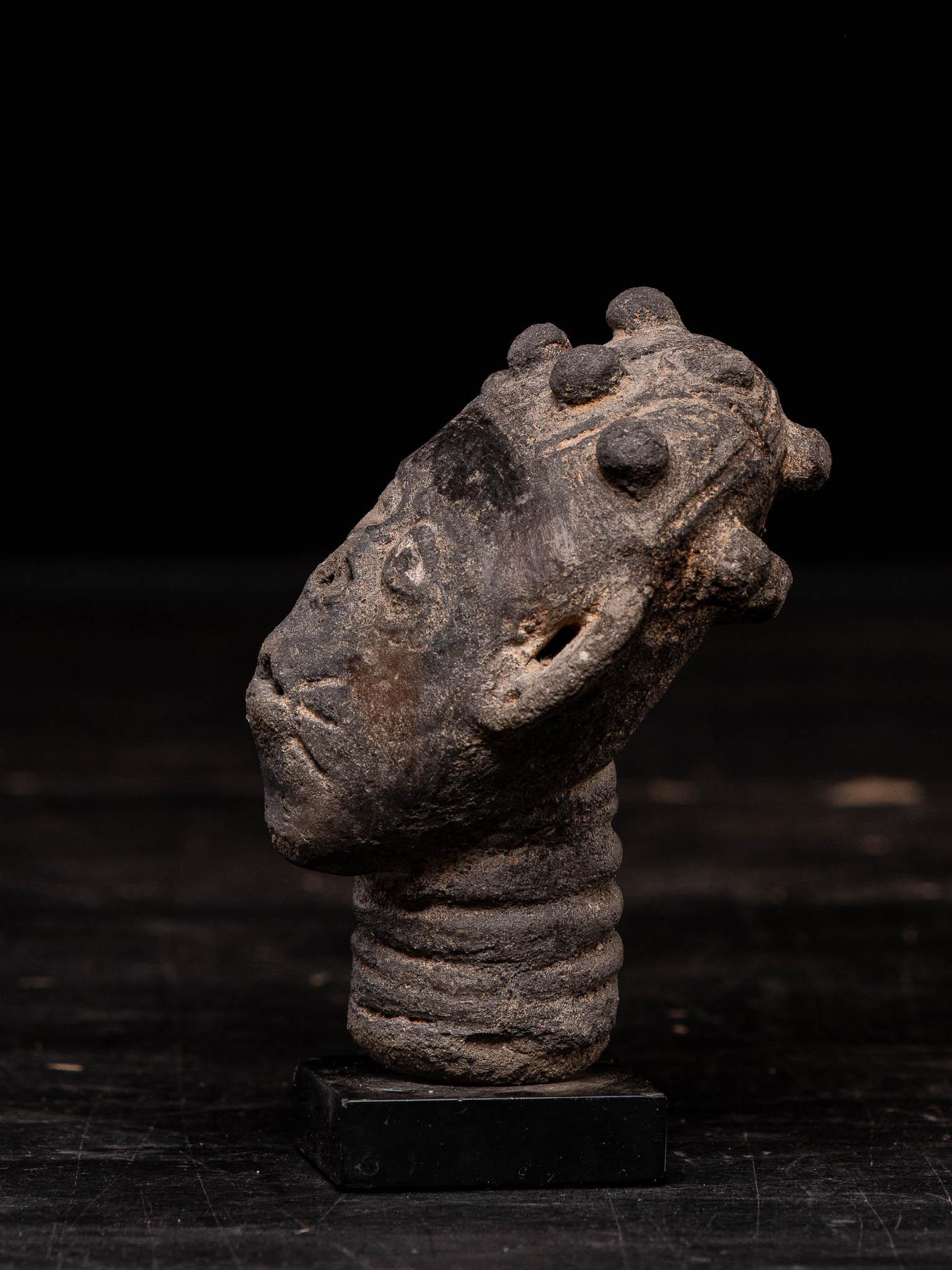 Nigeriano Testa commemorativa in terracotta di un antenato del popolo Akan, Ghana in vendita