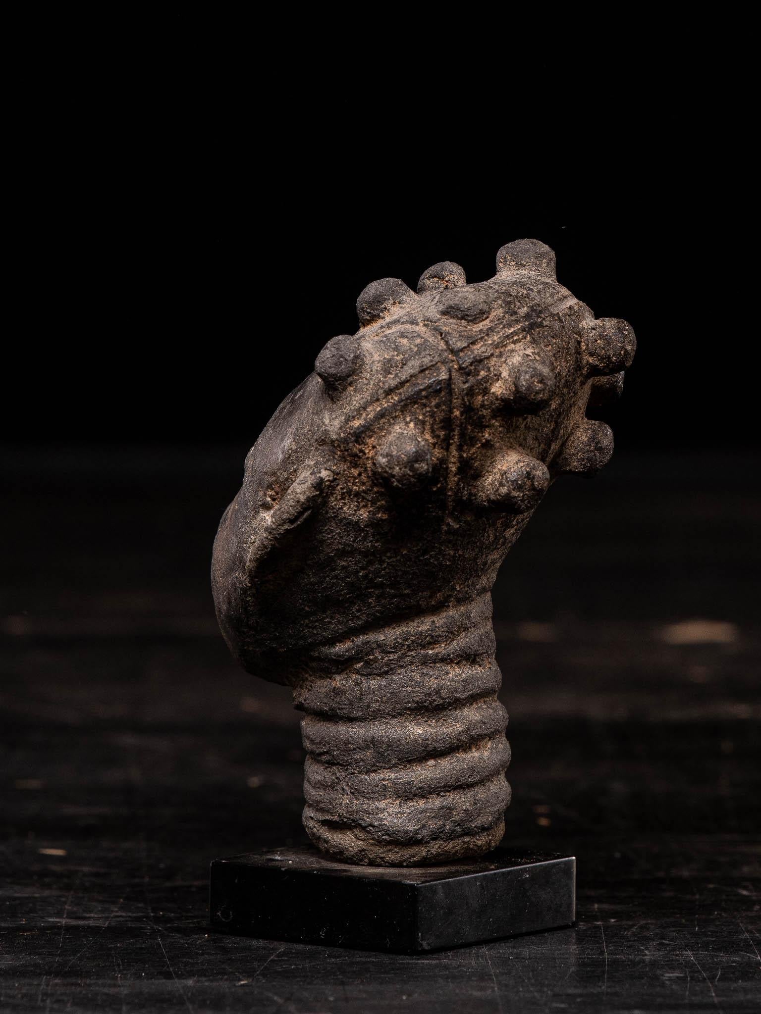 Intagliato a mano Testa commemorativa in terracotta di un antenato del popolo Akan, Ghana in vendita