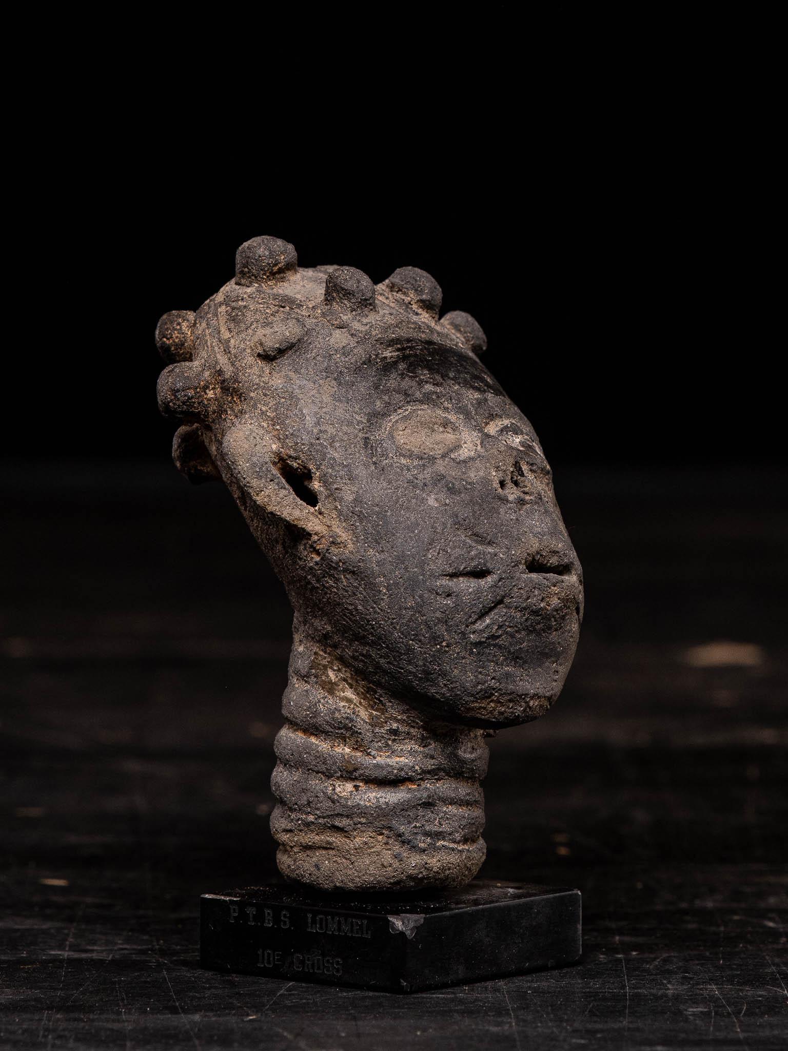 Terracotta Testa commemorativa in terracotta di un antenato del popolo Akan, Ghana in vendita