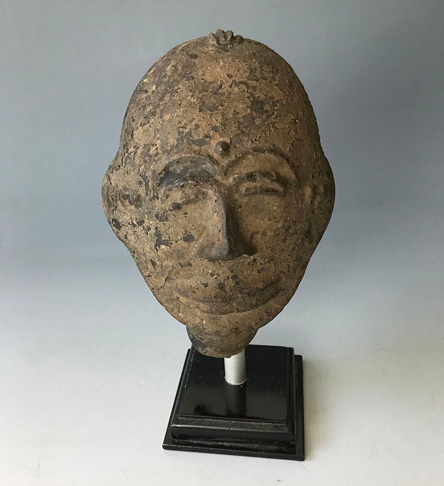 West African Akan Terracotta Commemorative memorial portrait Head Ghana
Terracotta with red slip 8 1/2 x 7 inches, 21.5 x 18 cm, 
Period 19th century or earlier.
Provence : jean Davenne London
Provided with custom base
Since the late sixteenth