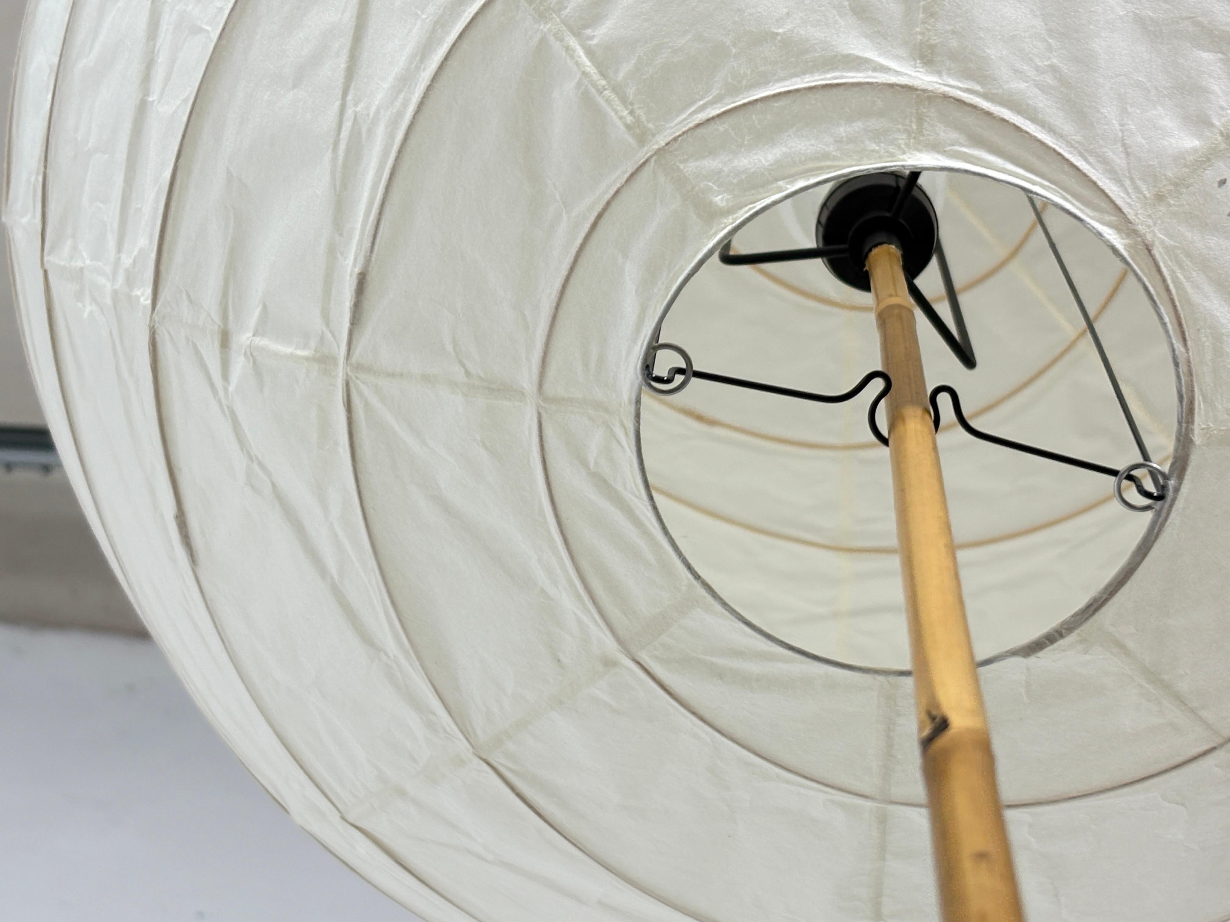 Akari floor lamp bb3 55d designed by Isamu Noguchi For Sale 3