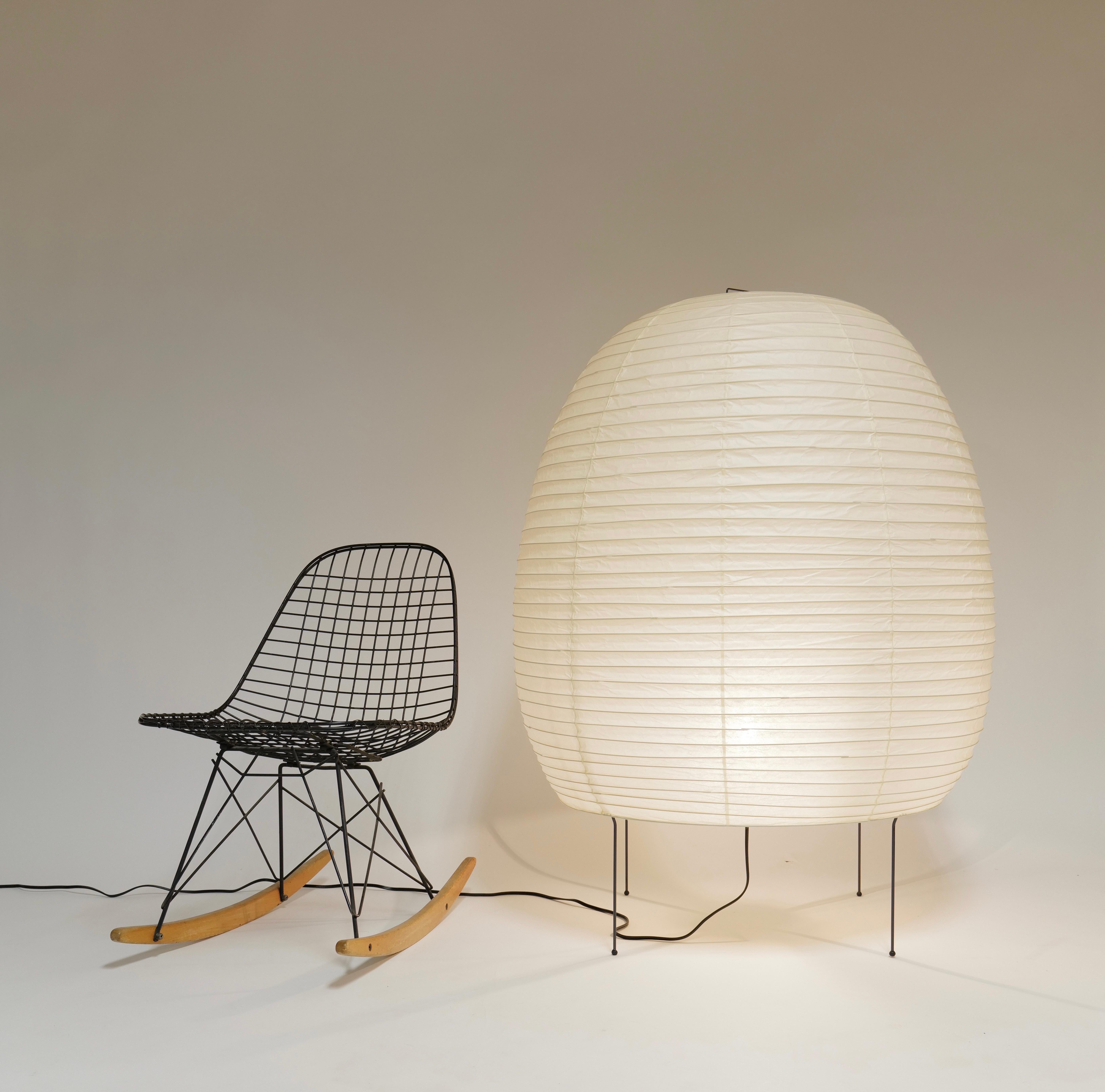 The Akari floor lamp by Isamu Noguchi is a harmonious blend of art and light, embodying both functionality and sculptural beauty. Inspired by traditional Japanese paper lanterns, the Akari lamp is crafted from handmade washi paper, which creates a