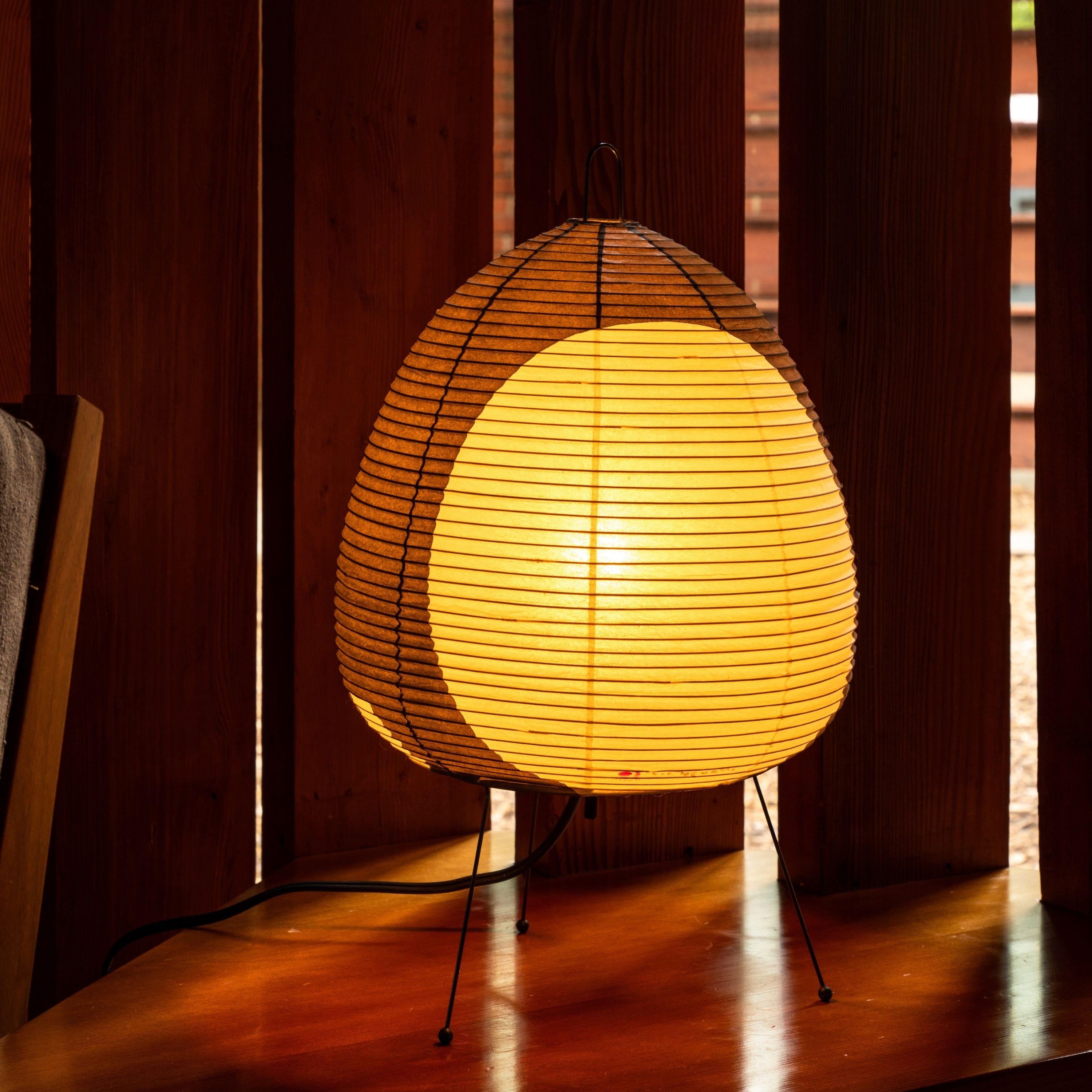 Métal Sculpture lumineuse Akari Modèle 1AG d'Isamu Noguchi en vente