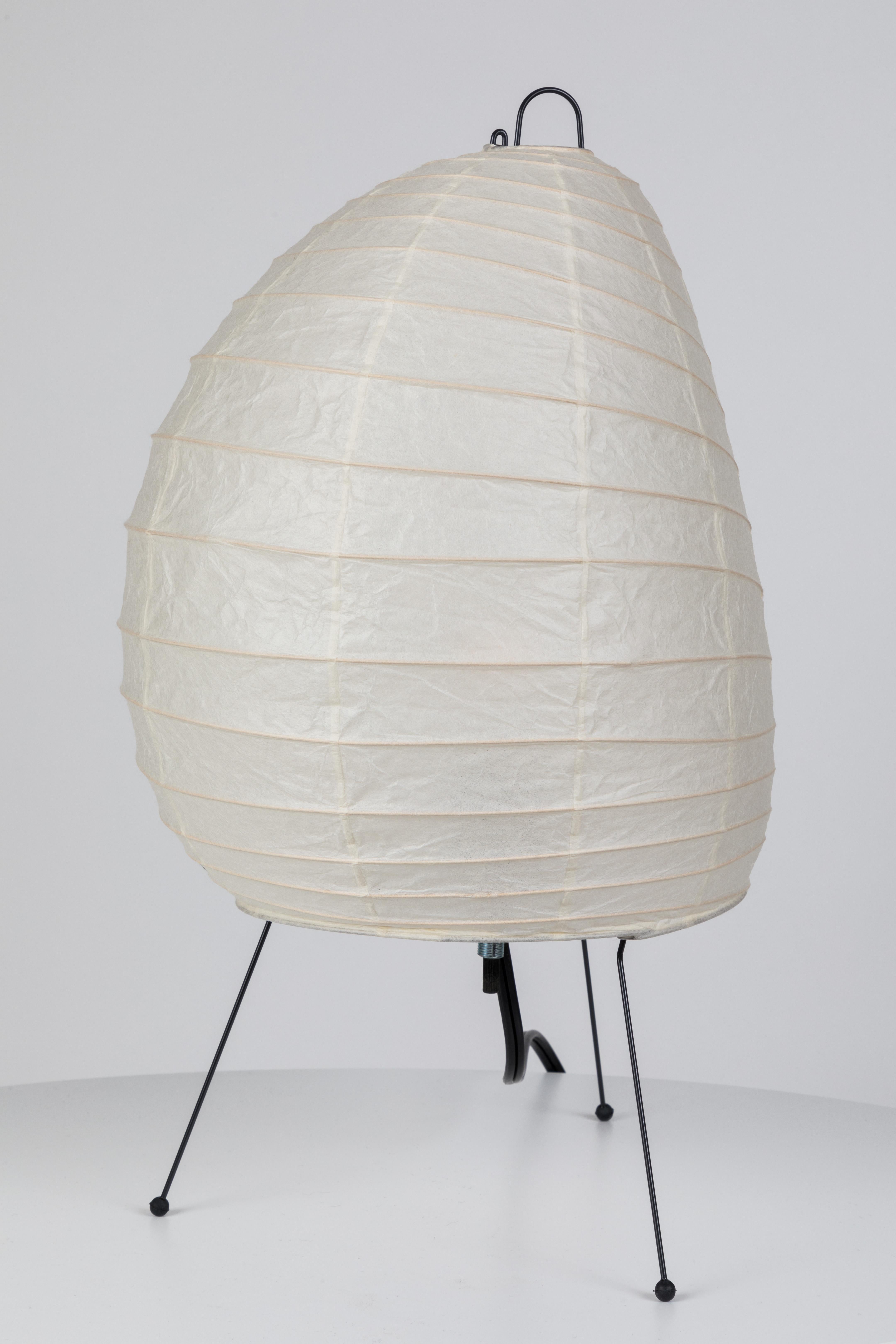 Akari Modell 1A Lichtskulptur von Isamu Noguchi. Der Schirm ist aus handgeschöpftem Washi-Papier und Bambusrippen mit dem Herstellerstempel von Noguchi Akari gefertigt. Die Akari-Lichtskulpturen von Isamu Noguchi gelten als Ikonen des modernen