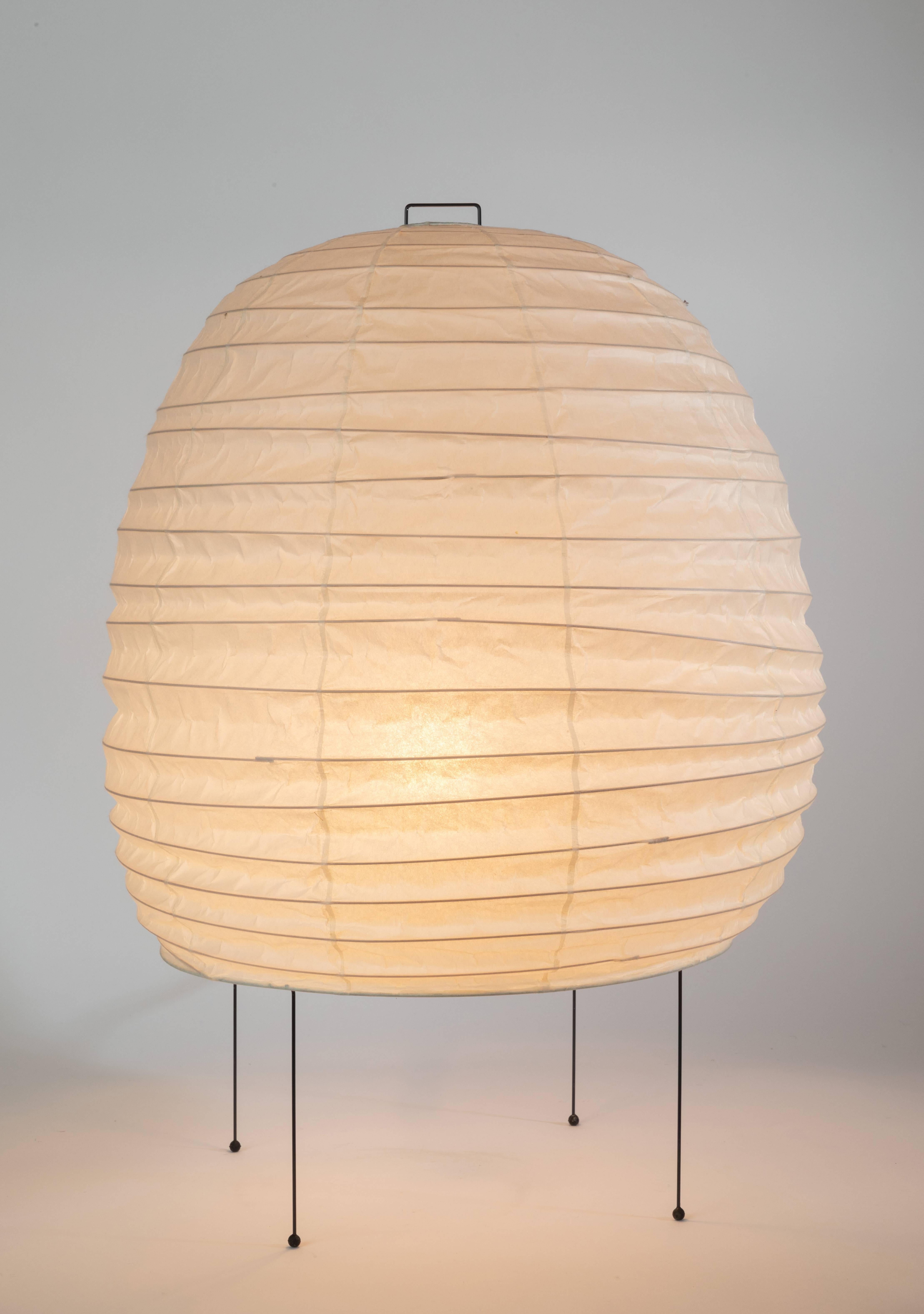 Akari, Modell 20, Lichtskulptur von Isamu Noguchi (Moderne der Mitte des Jahrhunderts) im Angebot