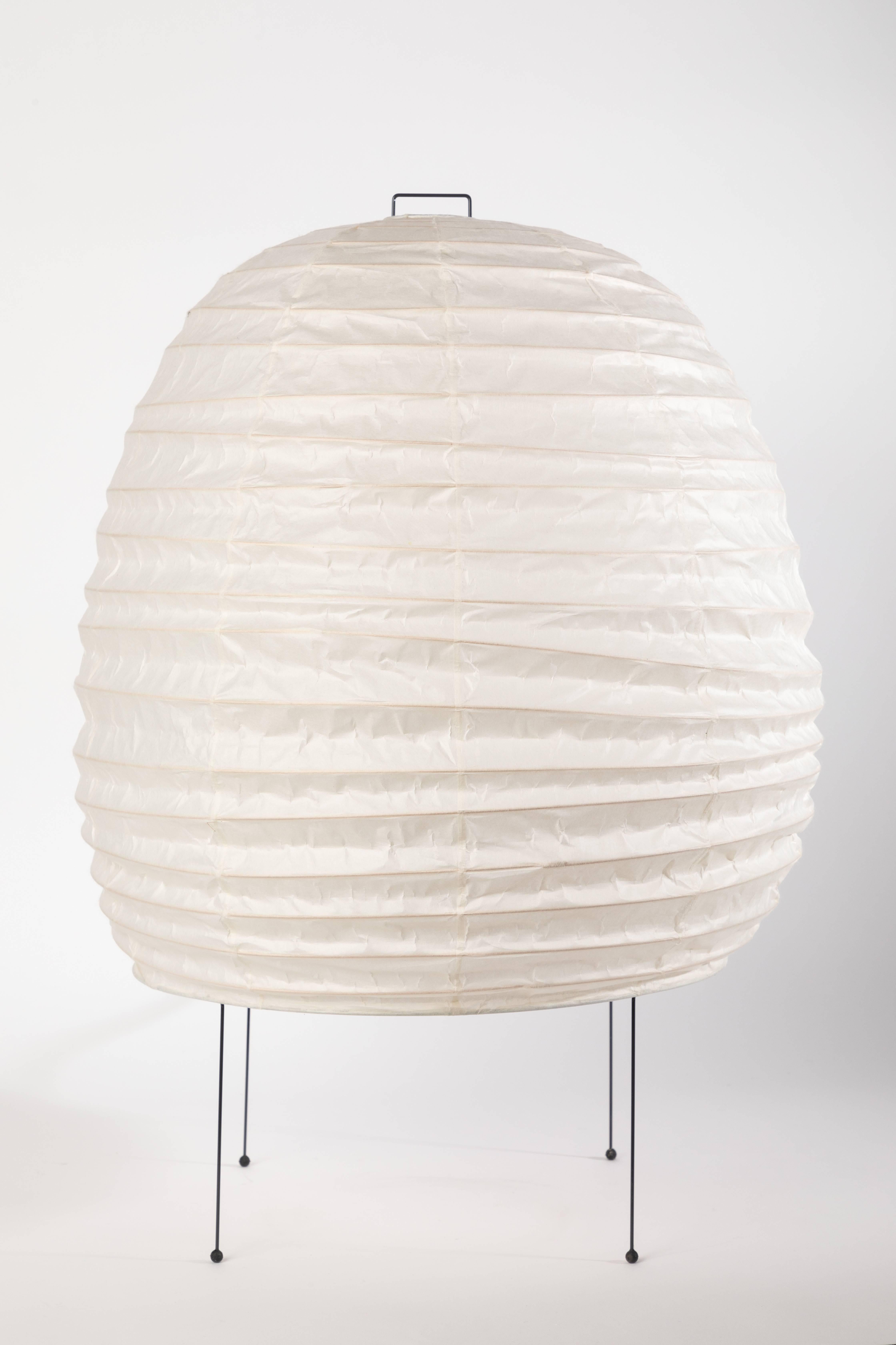 Akari, Modell 20, Lichtskulptur von Isamu Noguchi (21. Jahrhundert und zeitgenössisch) im Angebot