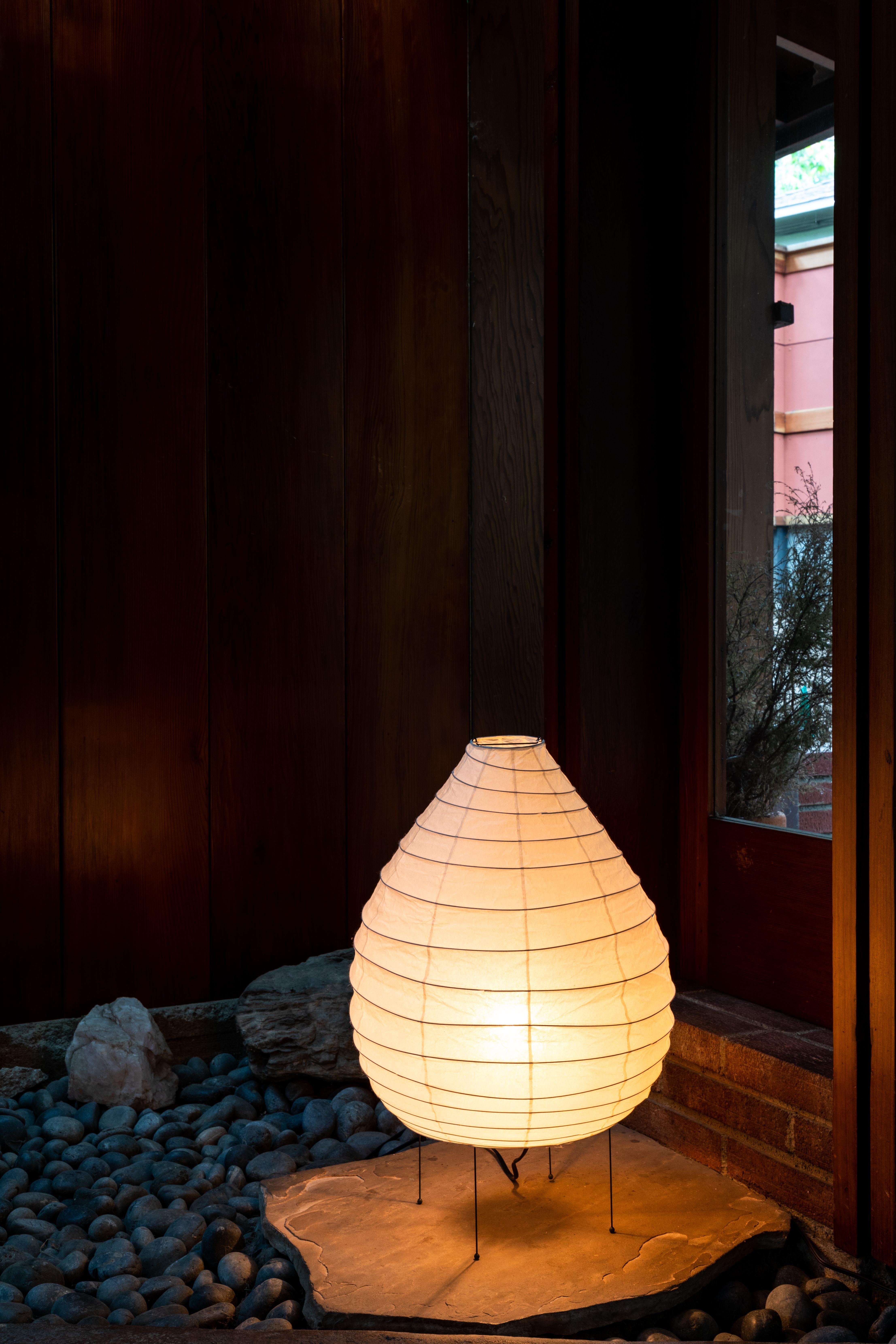 Akari, Modell 22N, Lichtskulptur von Isamu Noguchi (Moderne der Mitte des Jahrhunderts) im Angebot