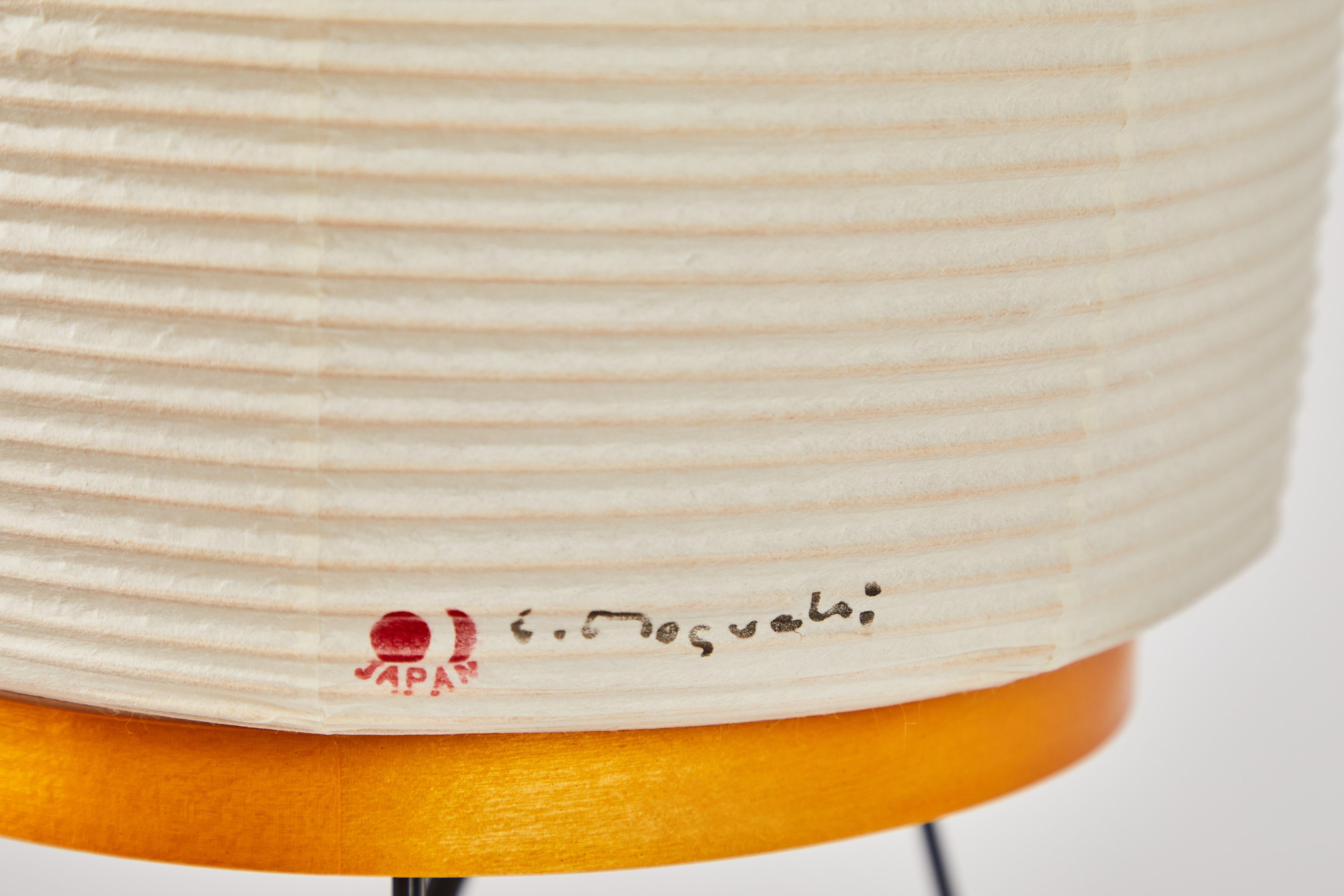 Akari Modell 2A Lichtskulptur von Isamu Noguchii. Der Schirm ist aus handgeschöpftem Washi-Papier:: Holz und Bambusrippen mit authentischem Noguchi Akari Herstellerstempel gefertigt. Die Akari-Lichtskulpturen von Isamu Noguchi gelten als Ikonen des