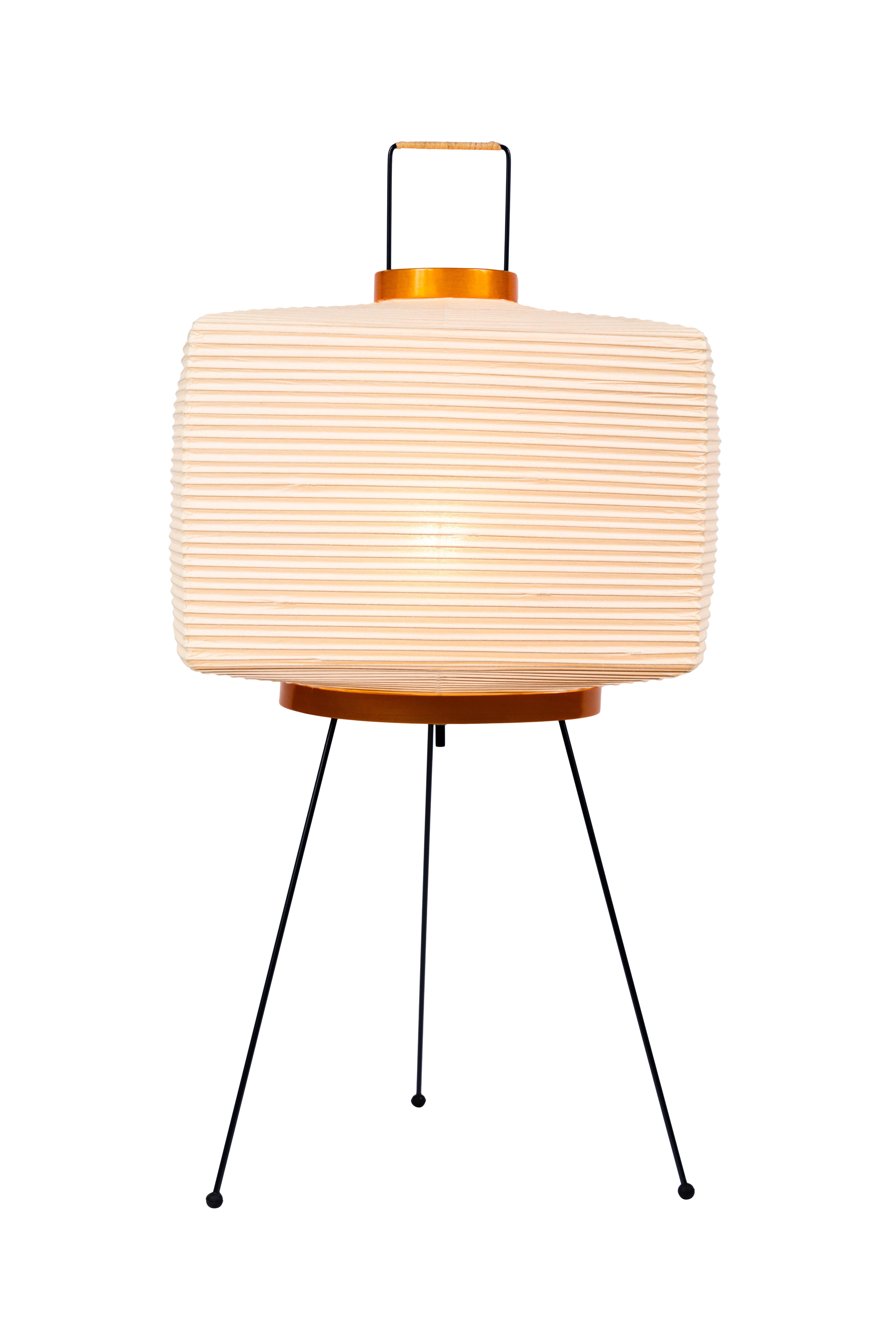Sculpture lumineuse Akari modèle 7A par Isamu Noguchii. L'abat-jour est fabriqué à partir de papier washi, de bois et de côtes de bambou faits à la main, avec le cachet authentique du fabricant Noguchi Akari. Les sculptures lumineuses Akari d'Isamu