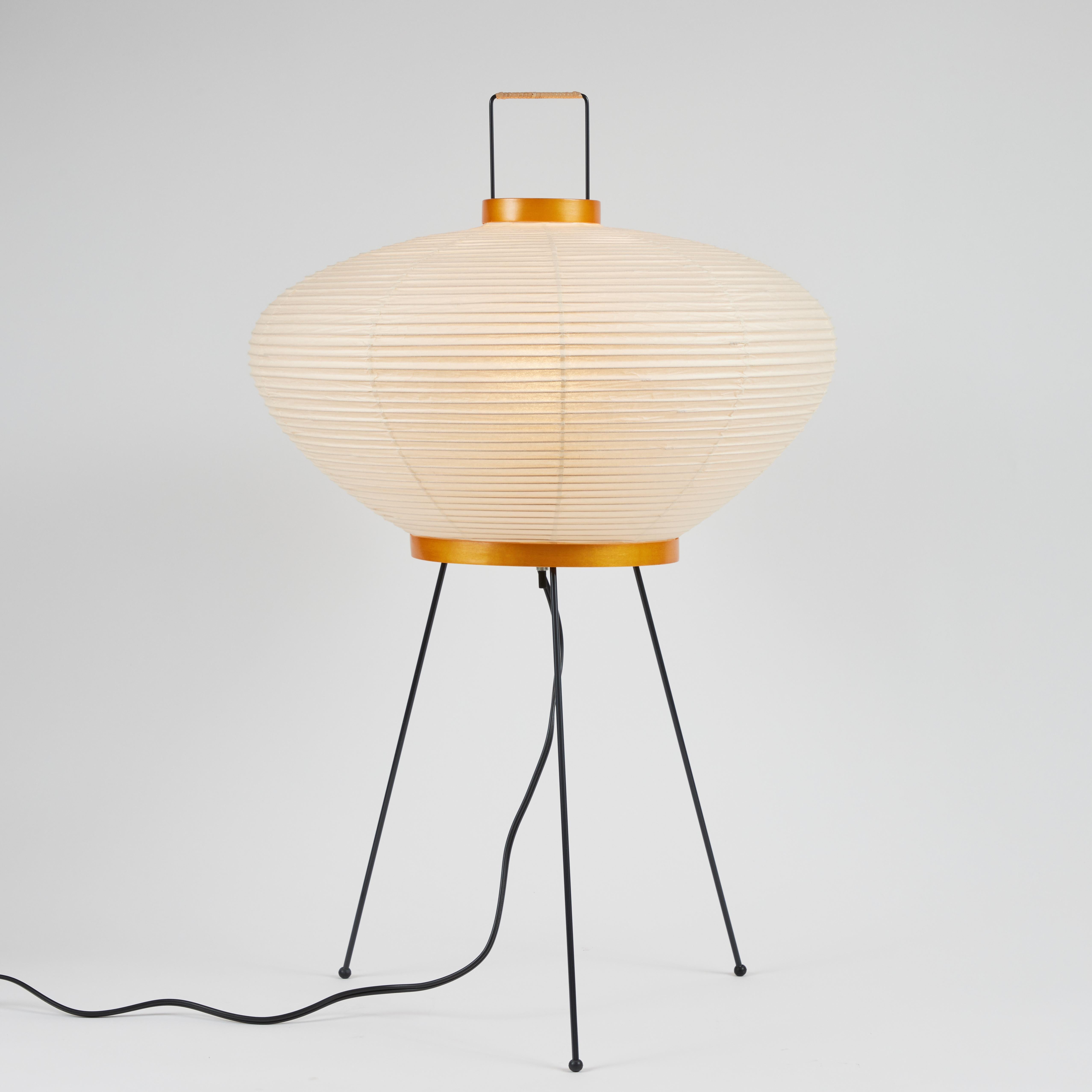 Sculpture lumineuse Akari modèle 9A par Isamu Noguchii. L'abat-jour est fabriqué à partir de papier washi fait à la main, de bois et de nervures en bambou avec le cachet authentique du fabricant Akari. Les sculptures lumineuses Akari d'Isamu Noguchi