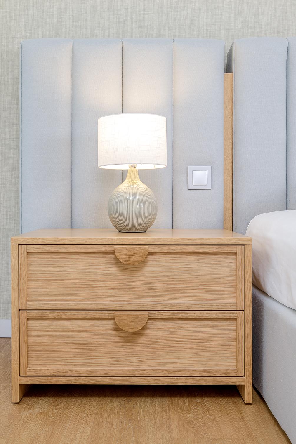 Akari nightstand - Modern Oak Nightstand with Minimalist Design For Sale 3