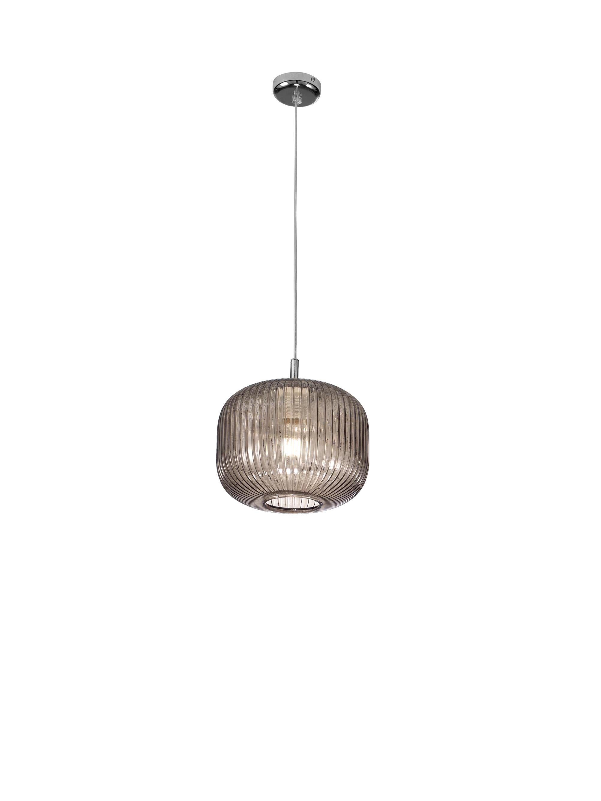Moderne italienische Hängeleuchte mit einem Schirm aus rauchfarbenem, geripptem Glas, der subtile Töne und strahlende Lichtblitze wirft, aufgehängt an einem klaren Kabel und verchromter Hardware / Made in Italy by Fabio Ltd
Durchmesser: 10 Zoll /