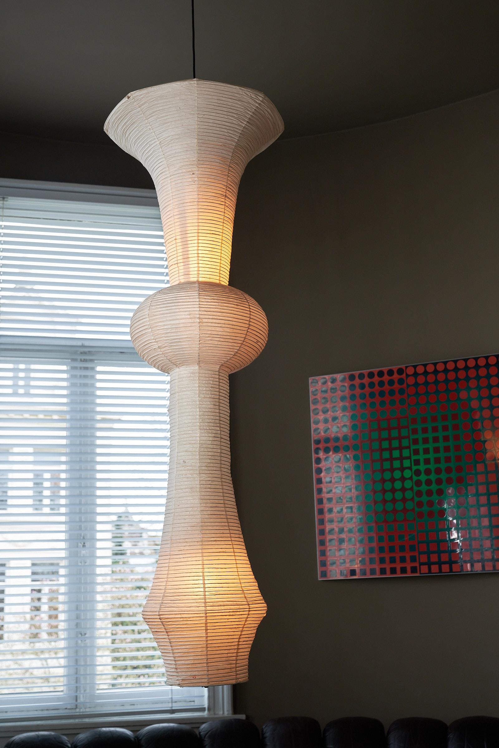 Die ikonische Akari-Lampe Modell 'H', entworfen von dem visionären Künstler Isamu Noguchi, stellt sich vor. Dieses Hängemodell aus der berühmten Akari-Serie besticht durch eine faszinierende Mischung aus Form und Funktion.

Jedes Stück der