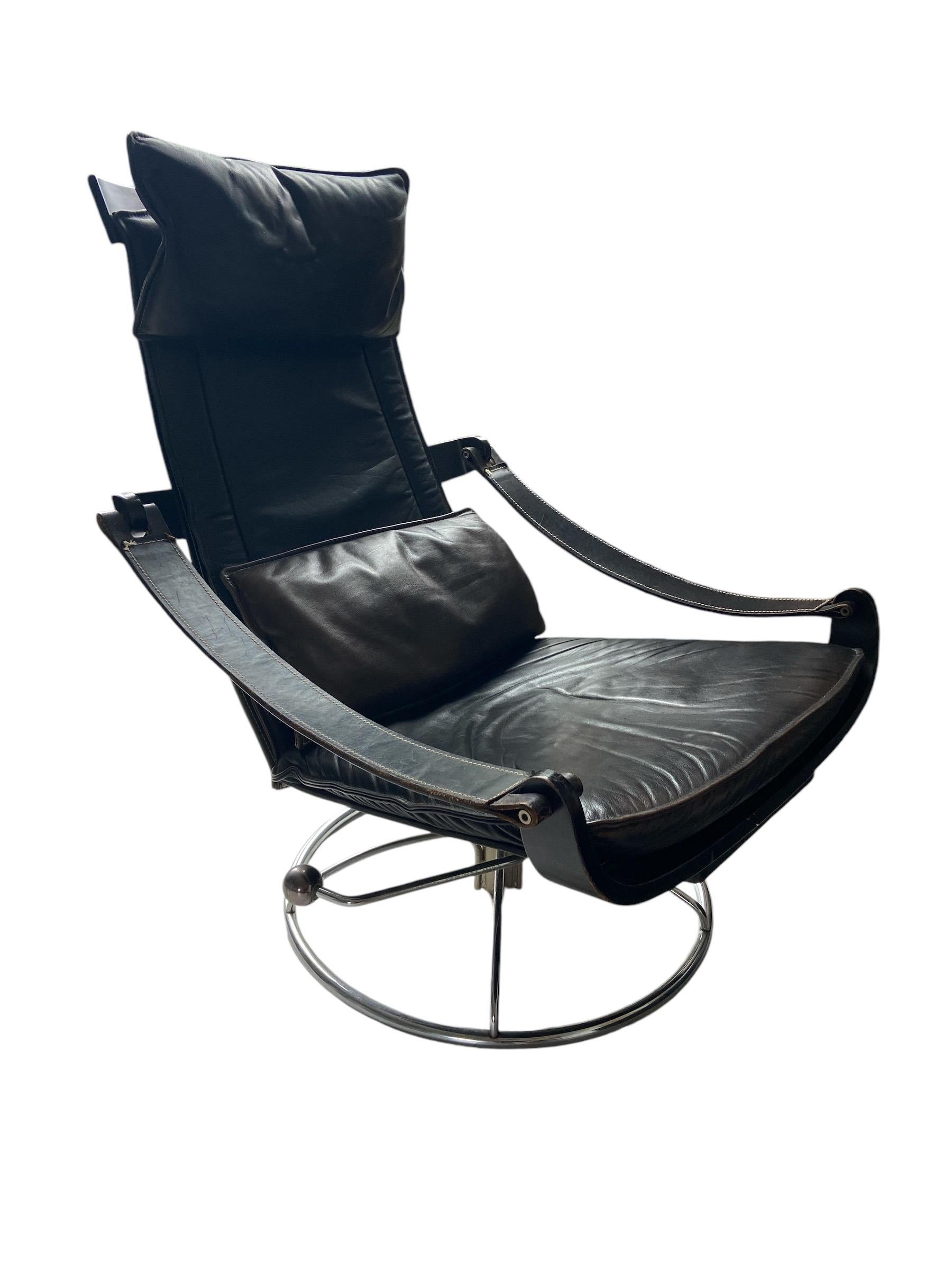 Mid-Century Modern Ake Fribytter black leather swivel chair For Sale
