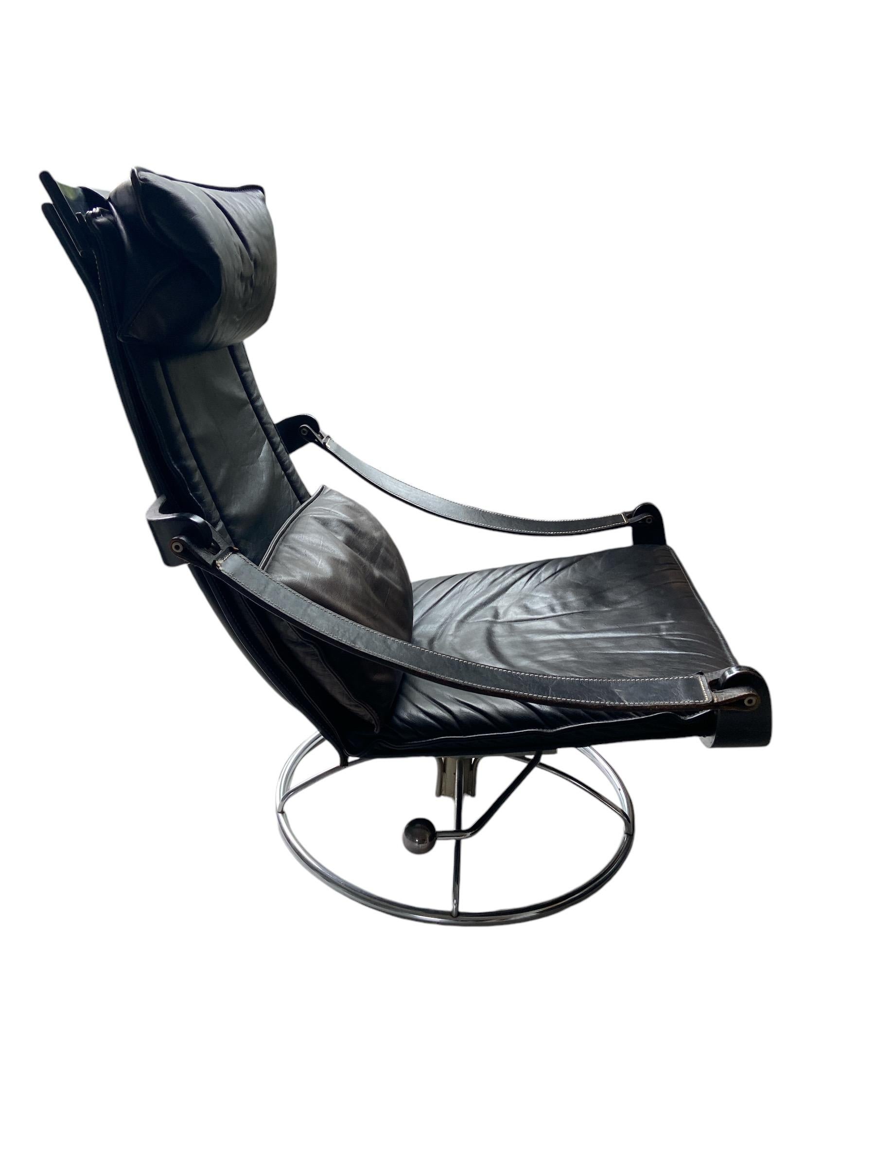 Swedish Ake Fribytter black leather swivel chair For Sale