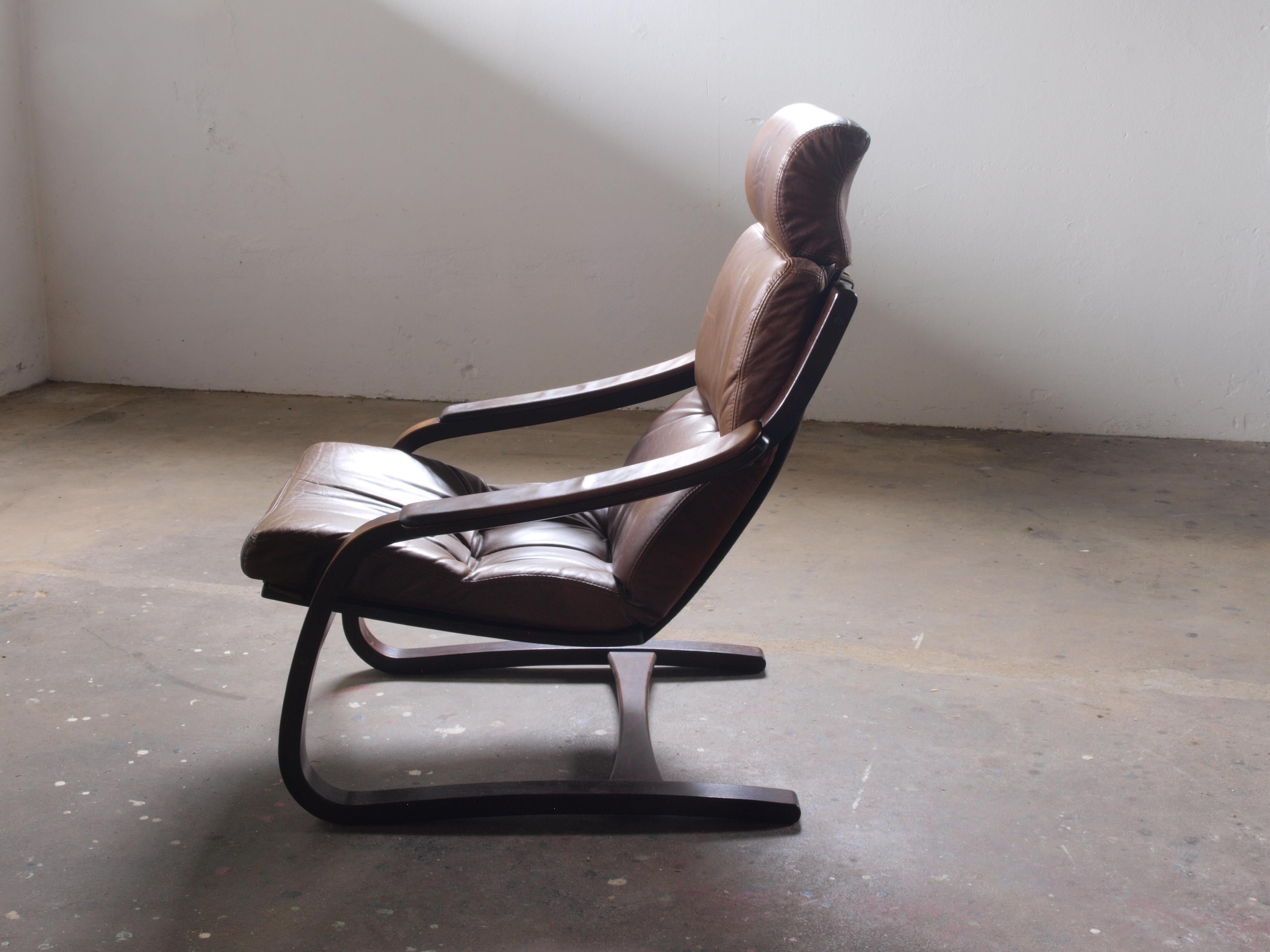 For sale, a vintage Åke Fribytter armchair by the Swedish manufacturer Nelo. This beautiful armchair is crafted from curved beech wood and upholstered in sturdy, strong and thick leather. It exudes the charm of the 1970s, offering a raw and
