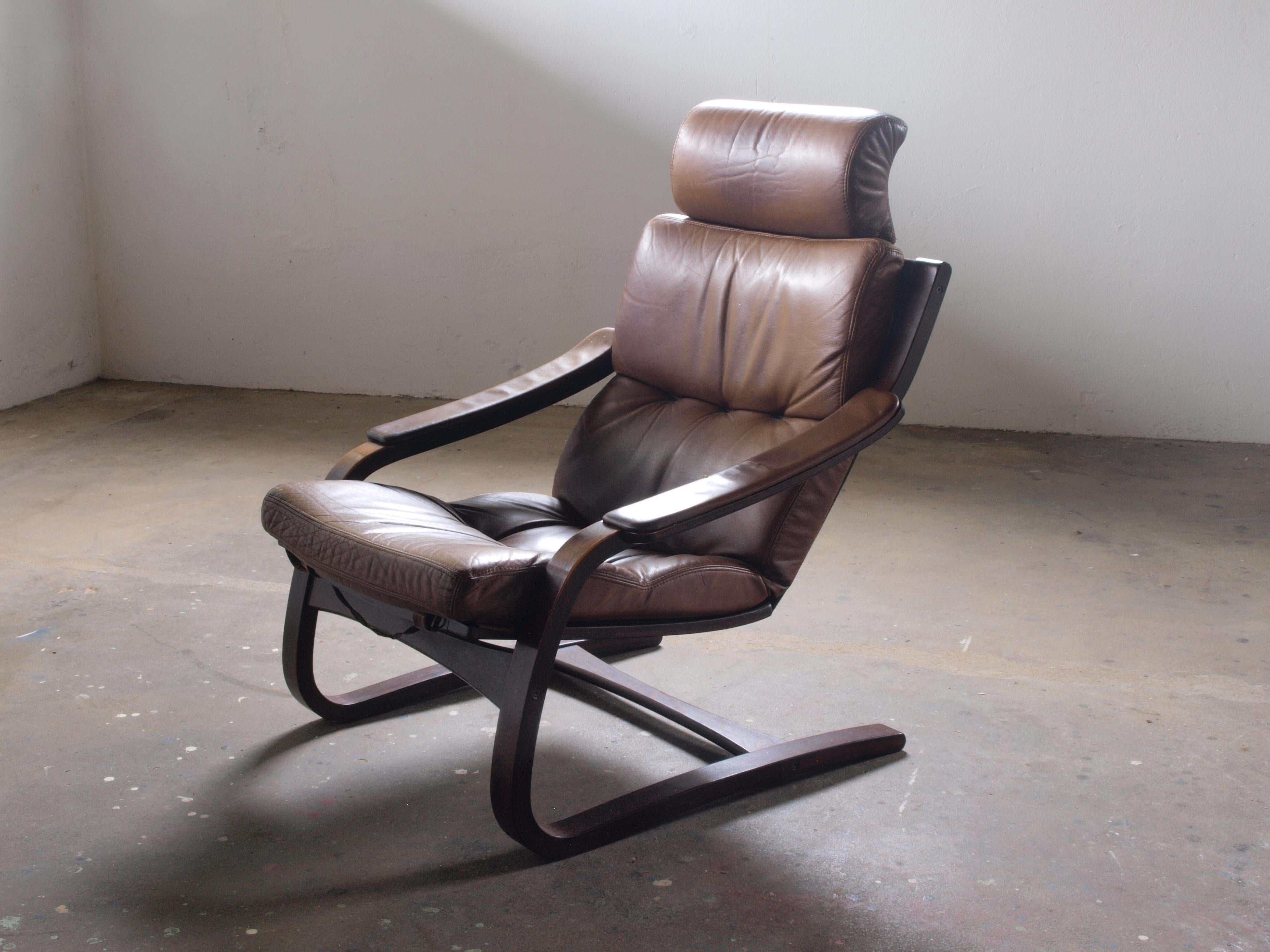 A vendre, un fauteuil vintage Åke Fribytter du fabricant suédois Nelo. Ce magnifique fauteuil est fabriqué en bois de hêtre courbé et revêtu d'un cuir robuste, solide et épais. Il exhale le charme des années 1970, offrant une esthétique brute et