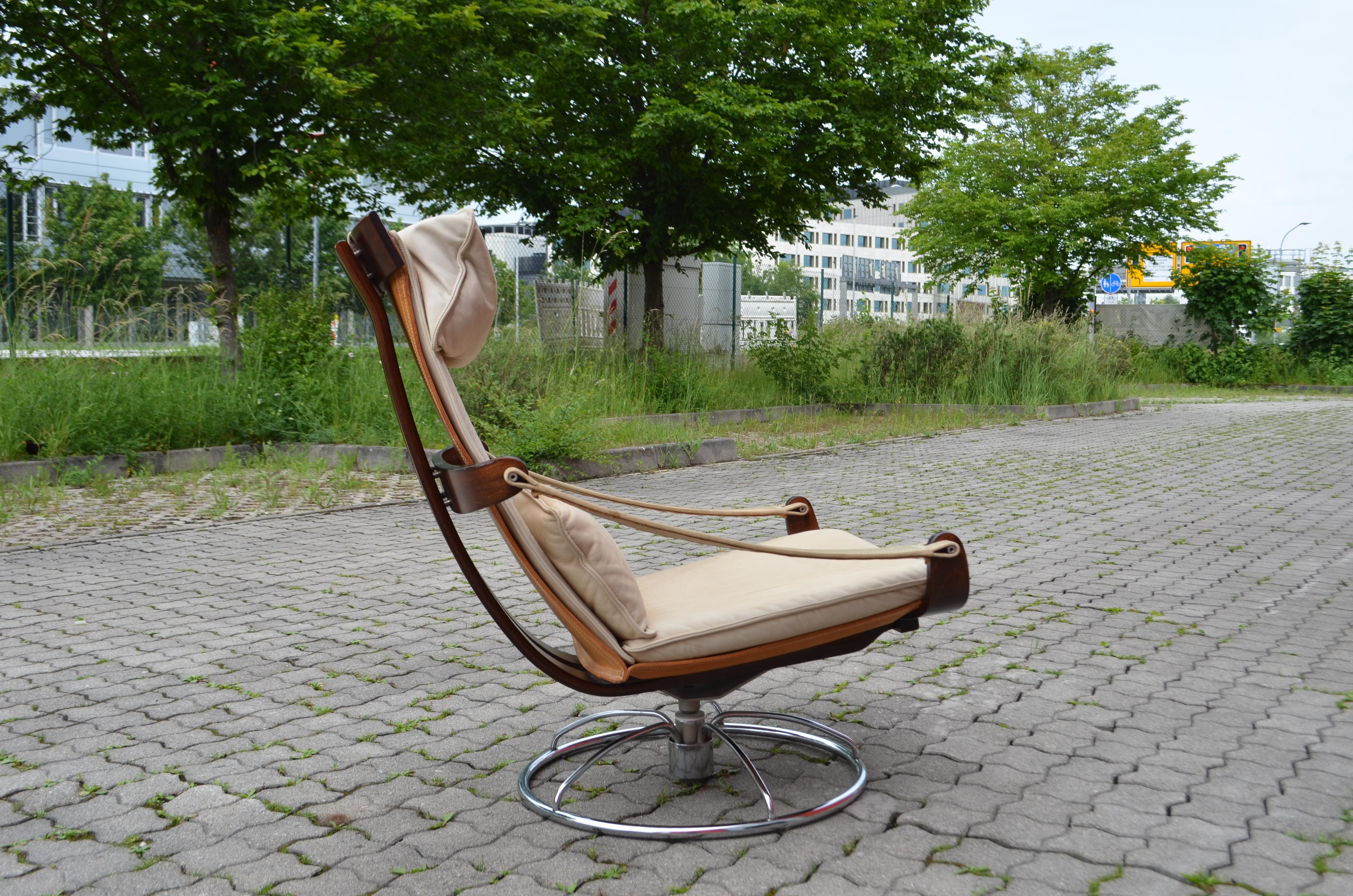 This Swivel Lounge Chair was designed by Ake Fribytter for Nelo, Sweden.
It has of lightful design with beautiful wooden curved details.
On this chair high quality materials were used.
The bentwood is made of stained birch.
The ecru aniline leather